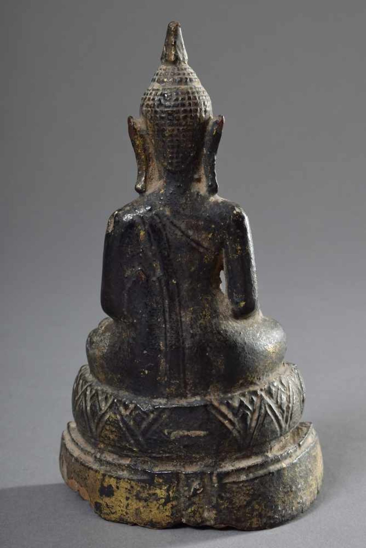 Figur "Meditierender Buddha in Virasana Sitz und mit Bhumispashamudra Geste der rechten Hand" im - Bild 2 aus 4