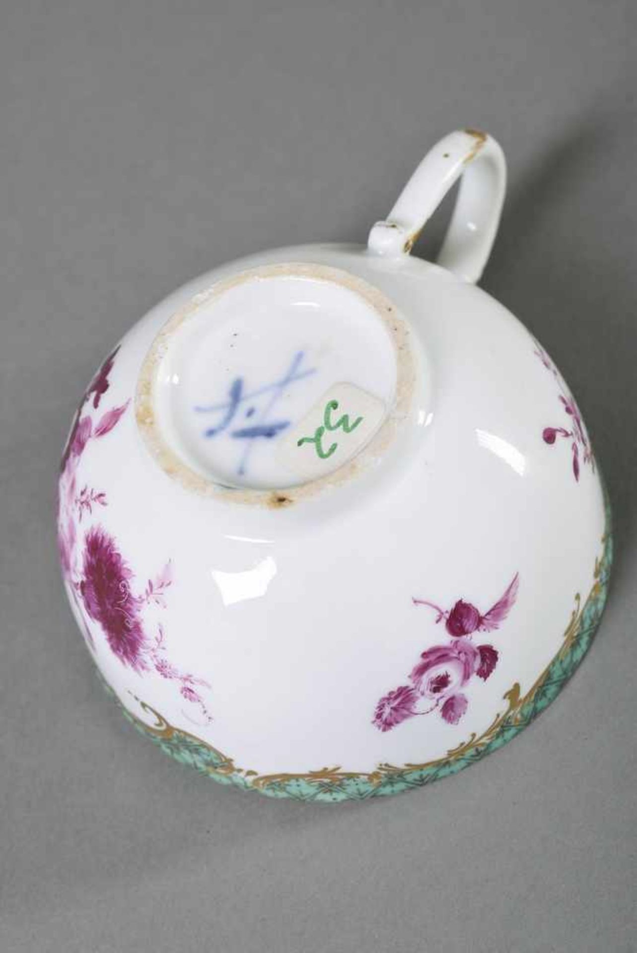 Frühe Meissen Tasse "Blumen in Purpur" mit grünem Gitterrand und goldenen Rocaillen, Punktzeit - Bild 3 aus 3