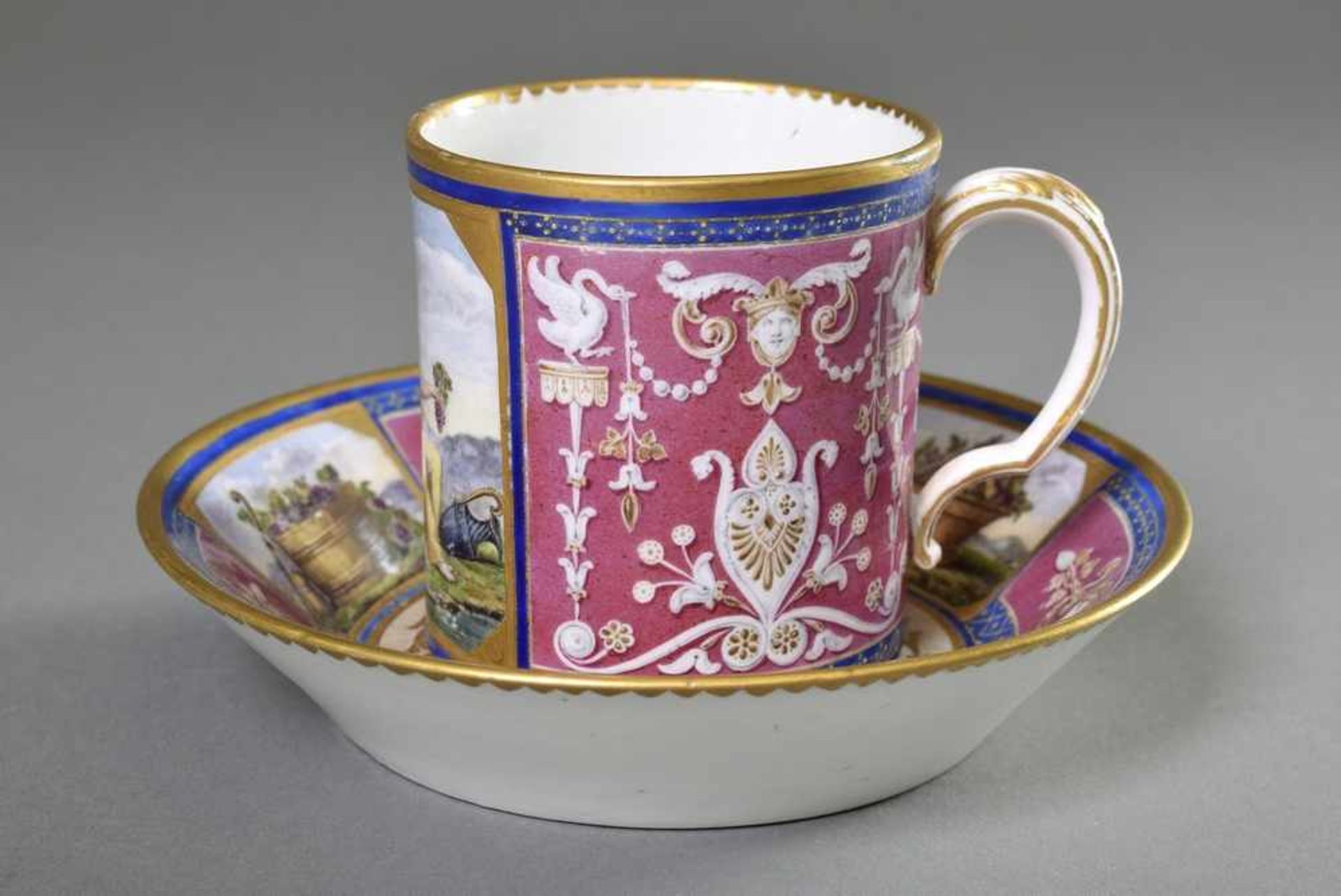 Französische Empire Tasse mit reichem antikisierendem Dekor und allegorischer Darstellung " - Bild 2 aus 5