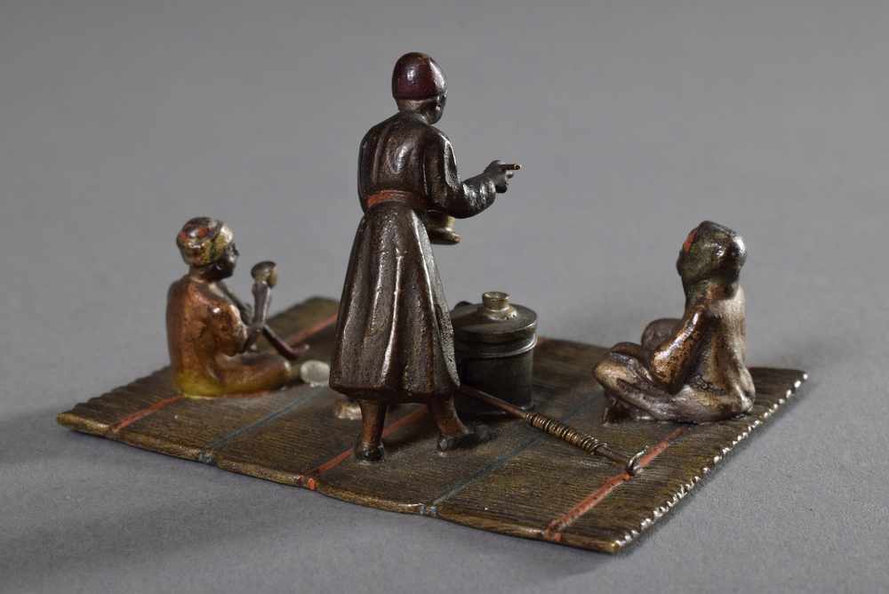 Wiener Bronze Miniatur "Speisende Orientalen", farbig staffiert, H. 4cm, etw. best.Wiener Bronze - Image 2 of 3