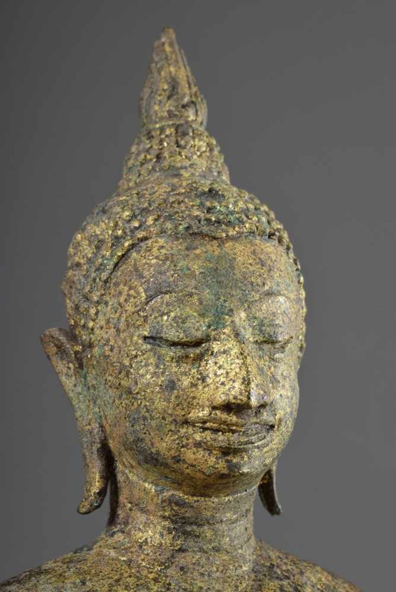 Figur "Meditierender Buddha in Virasana Sitz und mit beidhändiger Bhumispashamudra Geste", Kamphaeng - Bild 3 aus 4