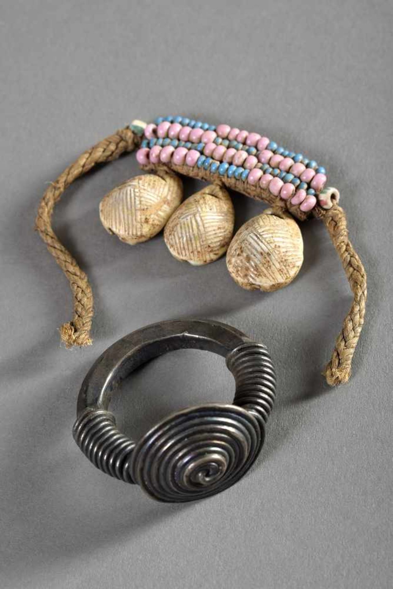 2 Diverse Teile Schmuck: Ashanti Bronze Ring und Perlschmuck mit beschnitzten Kauri Muscheln, Ø 2,
