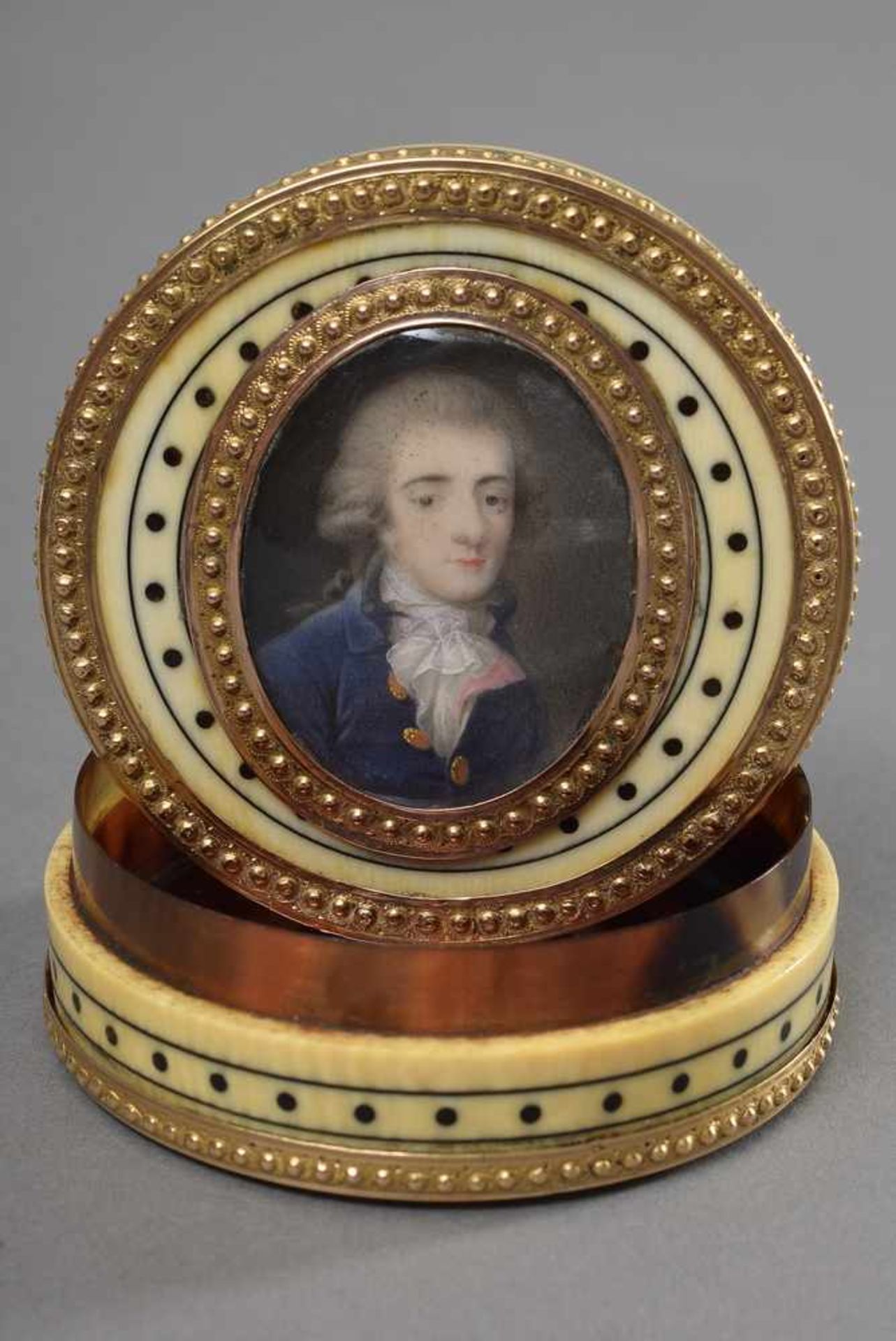Elfenbein Schnupftabakdose mit Goldrahmung und Hornpiquée sowie ovalem Portrait "Junger Mann",