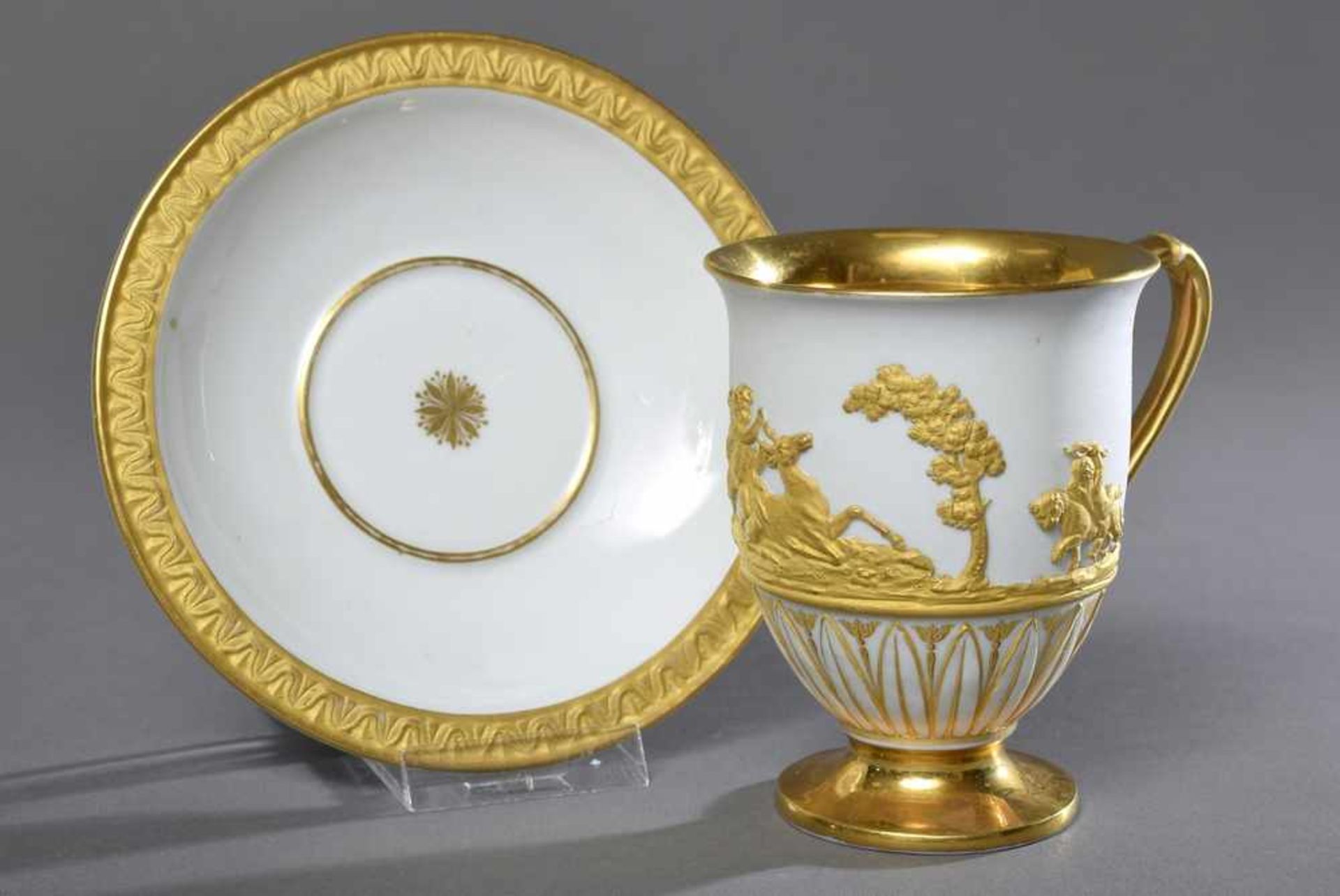 Meissen Tasse mit antikisierenden Goldreliefszenen auf Biskuitporzellan, 19.Jh., H. 10cmMeissen