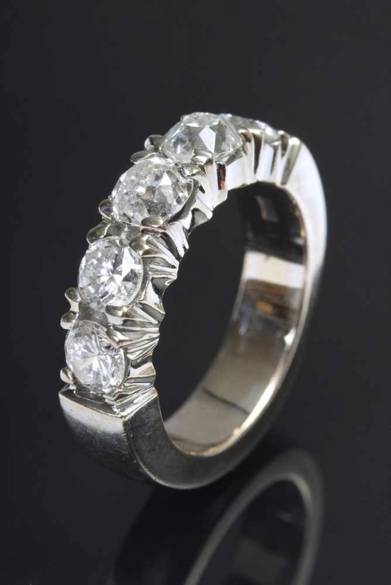 WG 750 Ring mit 2 Altschliffdiamanten und 3 Brillanten, (zus. ca. 1.25ct/Si-Pique 1/Top Crystal),