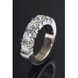 WG 750 Ring mit 2 Altschliffdiamanten und 3 Brillanten, (zus. ca. 1.25ct/Si-Pique 1/Top Crystal),