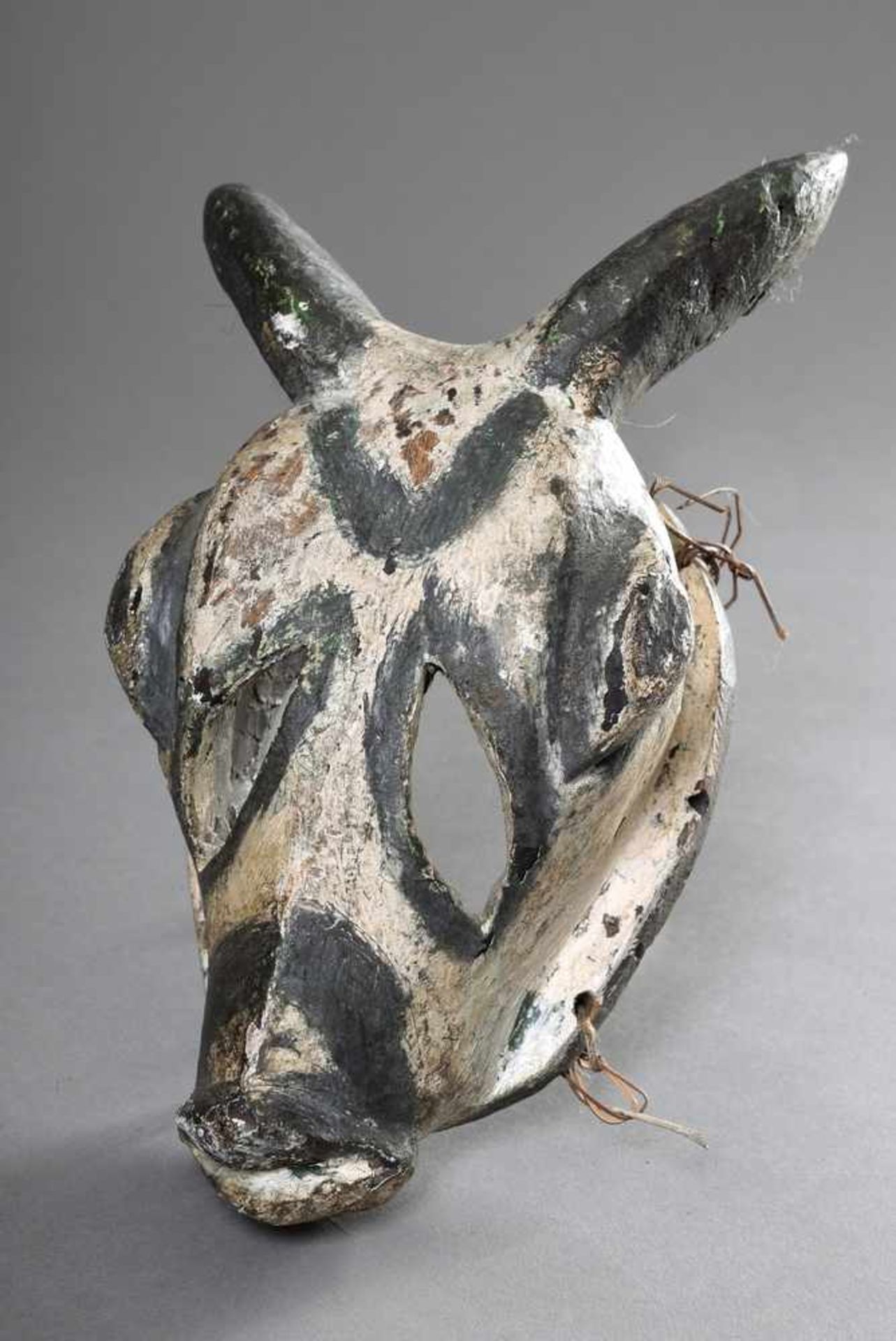 Zoomorphe Ogoni Maske mit Hörnern, große elipsenförmige Augen, darunter ovale, elipsenförmige