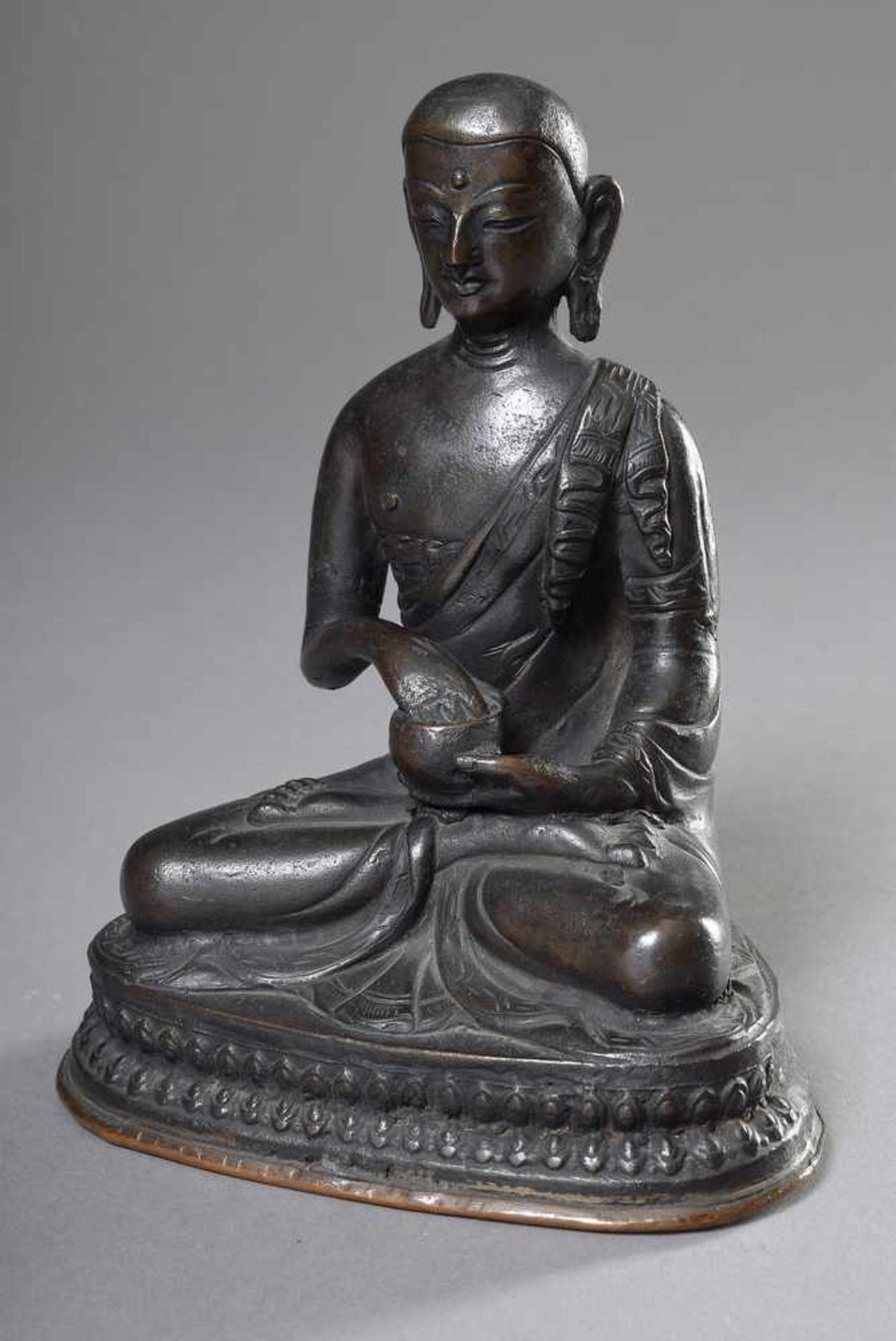 Tibetische Bronze "Sitzender Mönch", Boden verschlossen, H. 17cmTibetan bronze ''sitting monk'', - Bild 2 aus 4