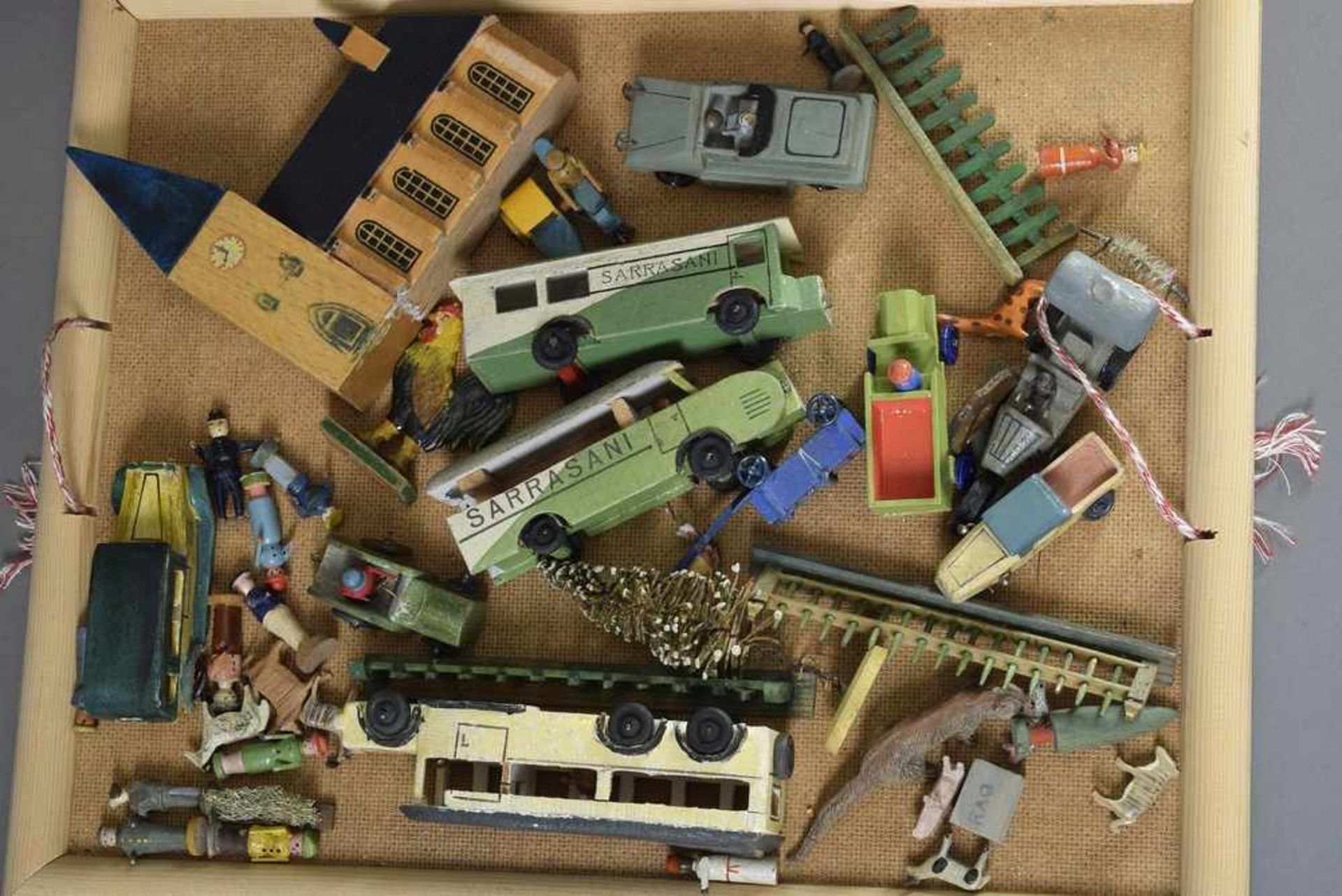 Konvolut diverse Erzgebirge Spielzeug: u.a. Fahrzeuge, Eisenbahn, Figuren, Tiere, um 1920/25, ca. 82 - Bild 3 aus 4