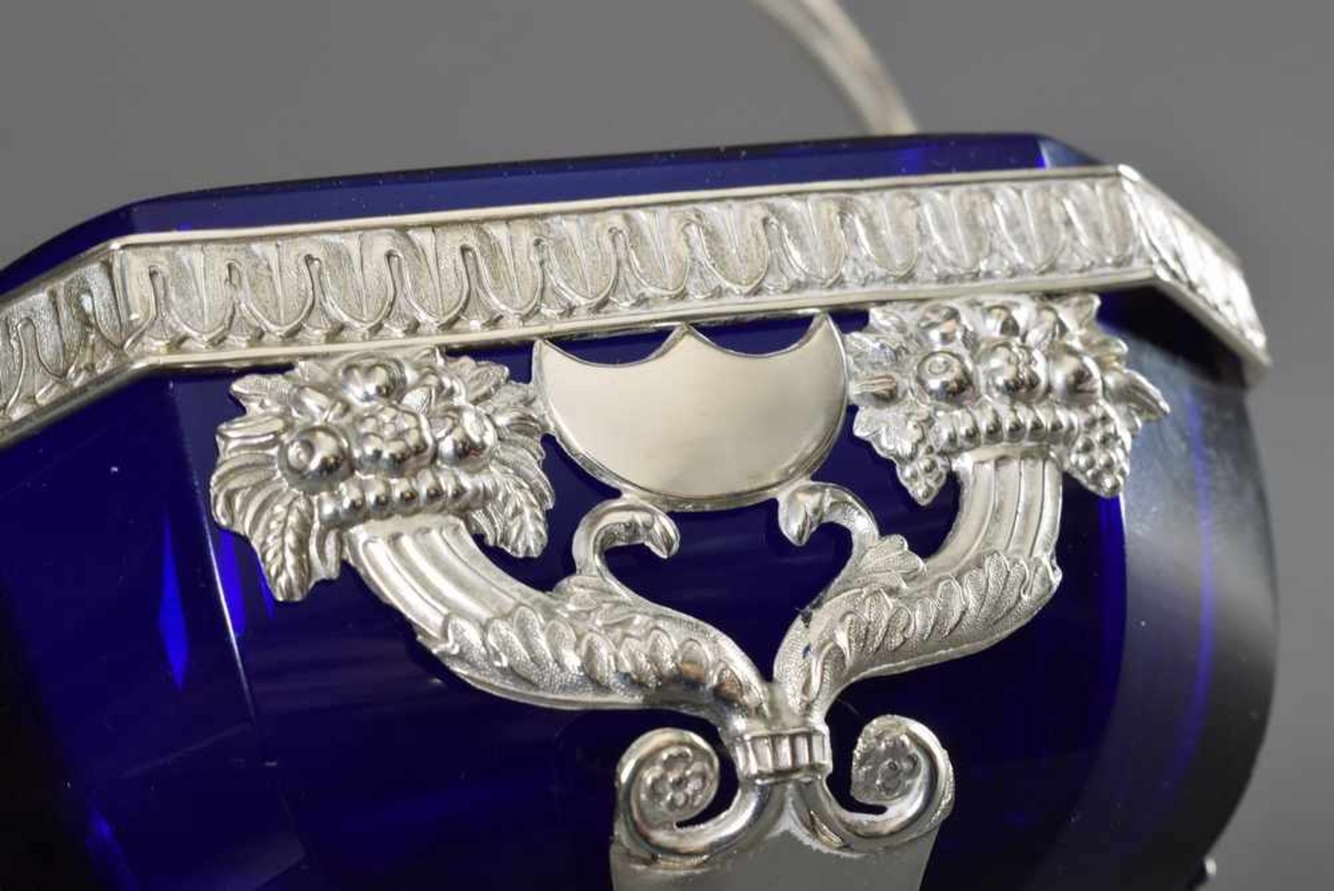 Aufsatz mit geprägtem Dekor im Empire Stil "Füllhörner und Vögel" sowie blauem Bristolglaseinsatz, - Bild 2 aus 3