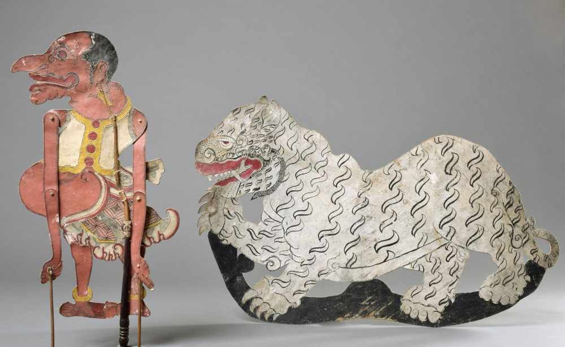 2 Diverse Schattenspiel Figuren des Wayang Kult aus bemaltem Leder "Tiger" und "Groteske Panakawan",