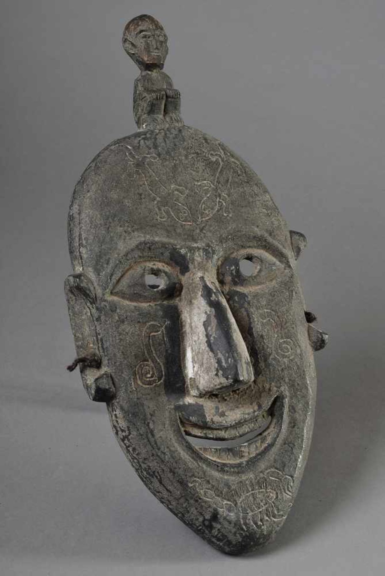 Batak Maske mit figürlichem Aufsatz, Holz, dunkel patiniert, Sumatra, 46x22cm, erworben in den - Bild 2 aus 6