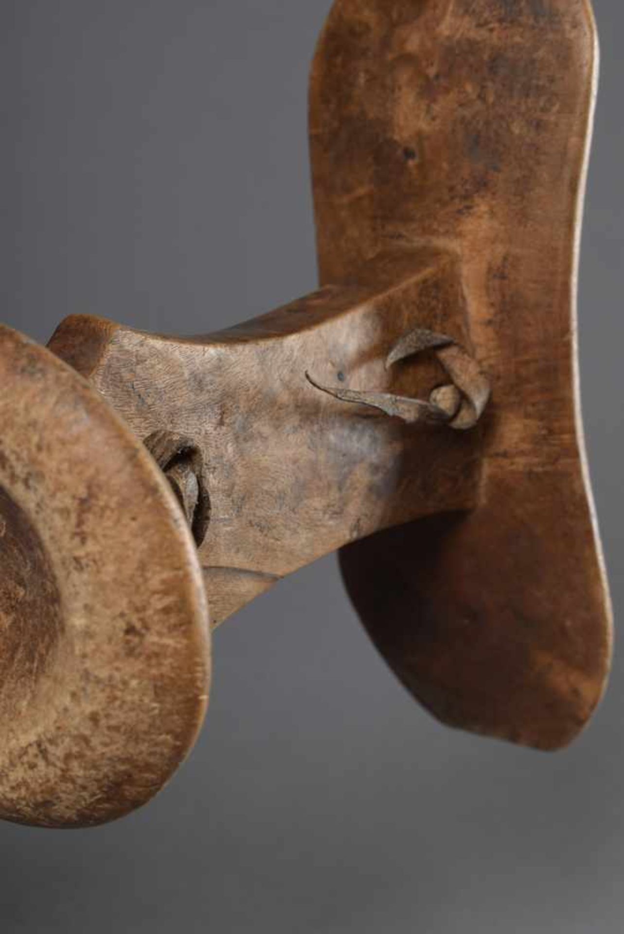 2 Diverse Teile: Afrikanische Marimba und Kopfstütze, Holz/Leder/Metall, 30x11x4cm, H. 19cm, - Bild 3 aus 3