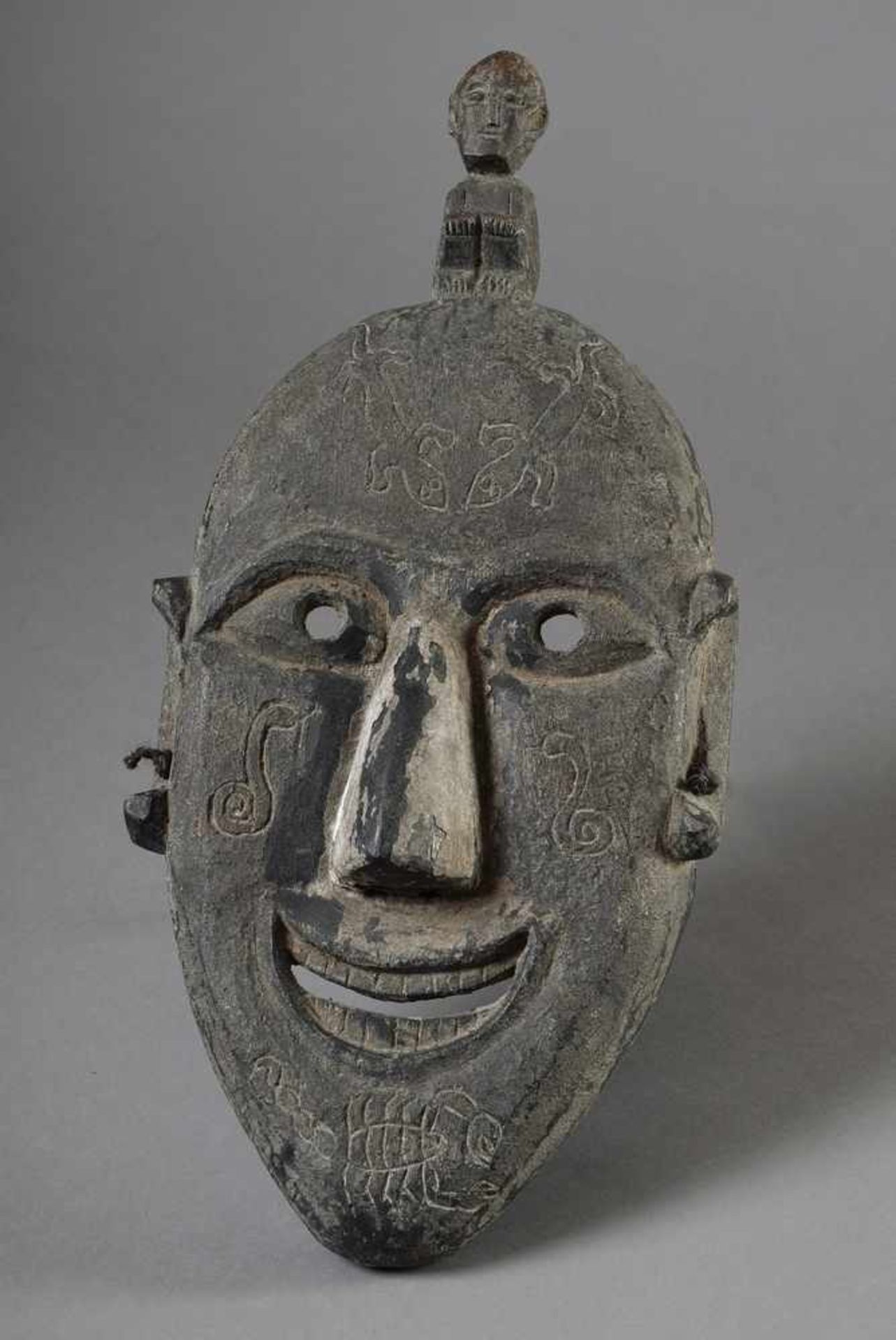 Batak Maske mit figürlichem Aufsatz, Holz, dunkel patiniert, Sumatra, 46x22cm, erworben in den