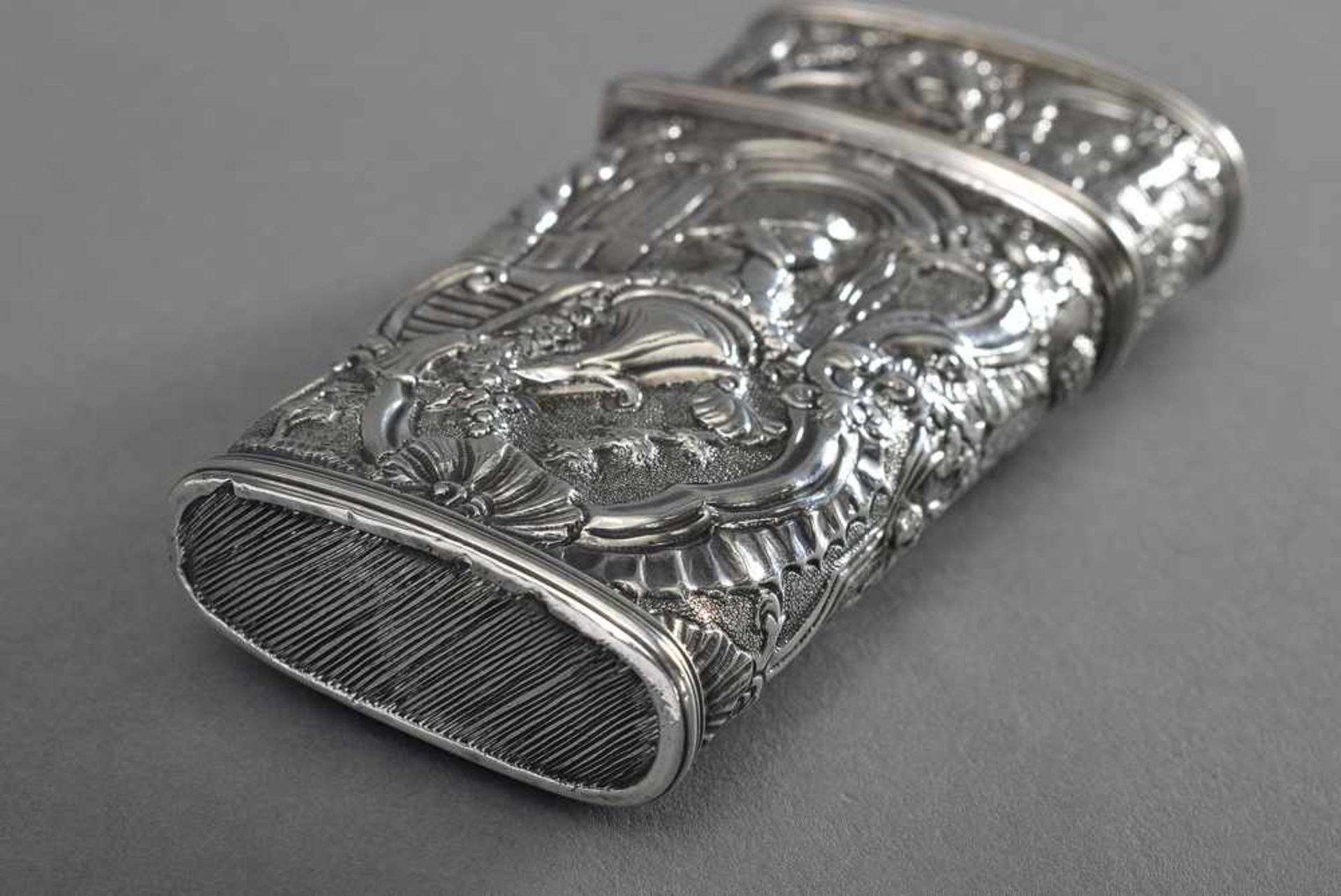 Getriebenes Silber Necessaire in Rokoko Façon "Musizierende in Architekturvedute", um 1750, - Bild 6 aus 7