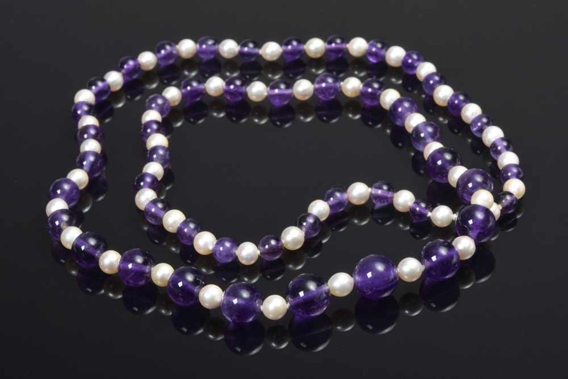 Verlaufende Kette aus 50 weißen Zuchtperlen (Ø ca. 6,3mm) und 50 Amethystperlen (Ø 6,13-12 mm), L.