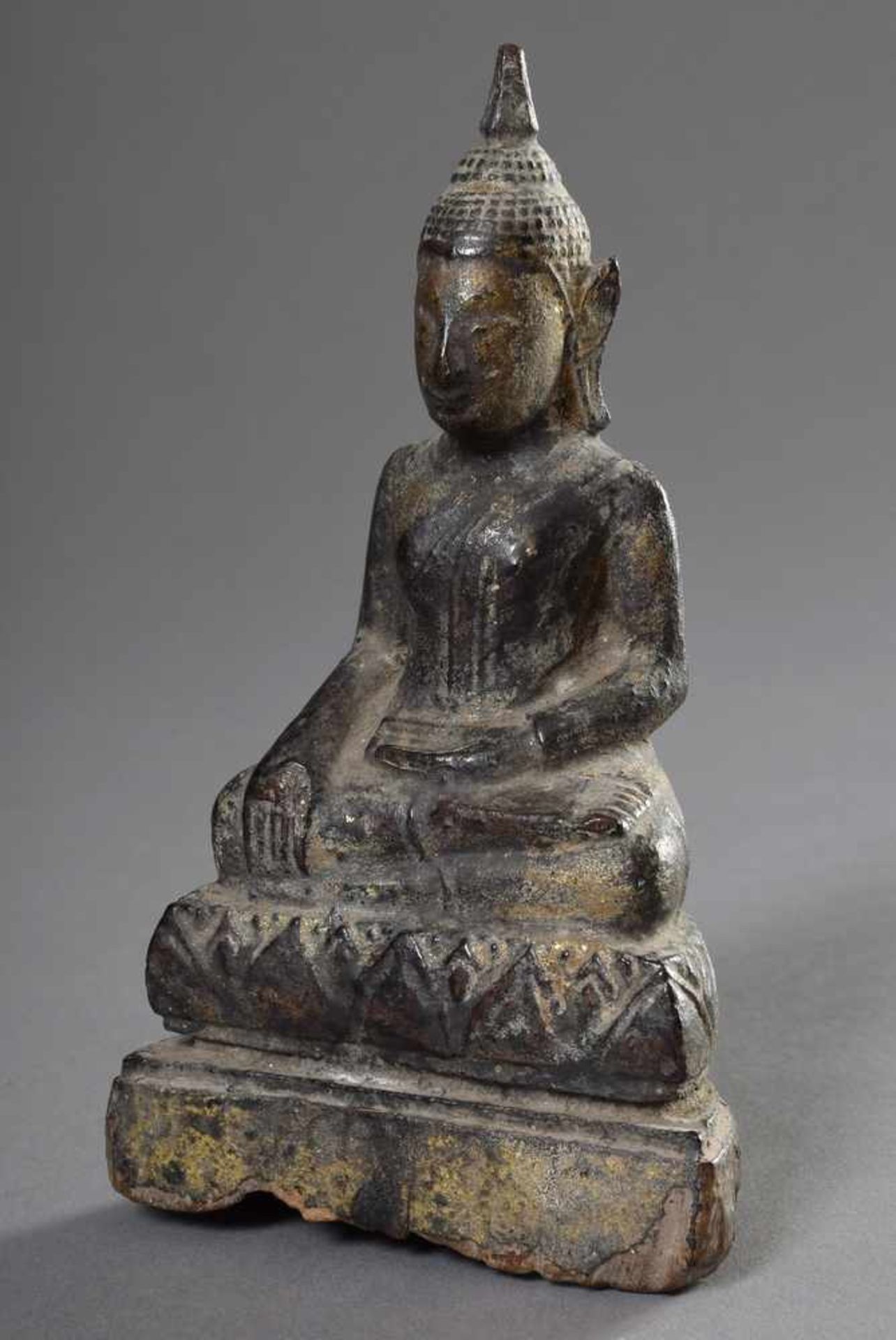 Figur "Meditierender Buddha in Virasana Sitz und mit Bhumispashamudra Geste der rechten Hand" im - Bild 4 aus 4