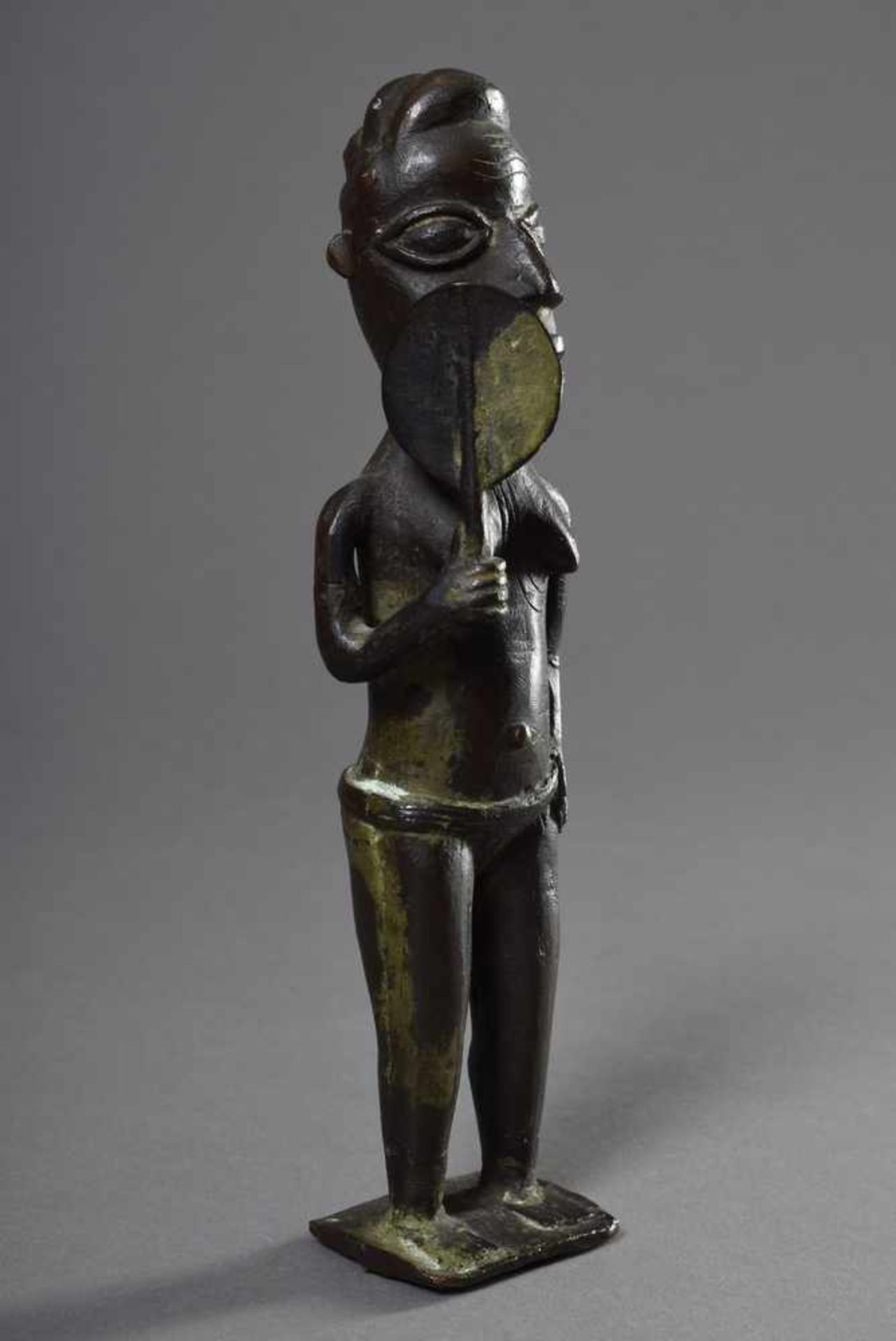 Stehende weibliche Yoruba Figur mit Fächer und Lendengürtel, Tatauierungen auf Stirn, Wangen und - Bild 2 aus 4