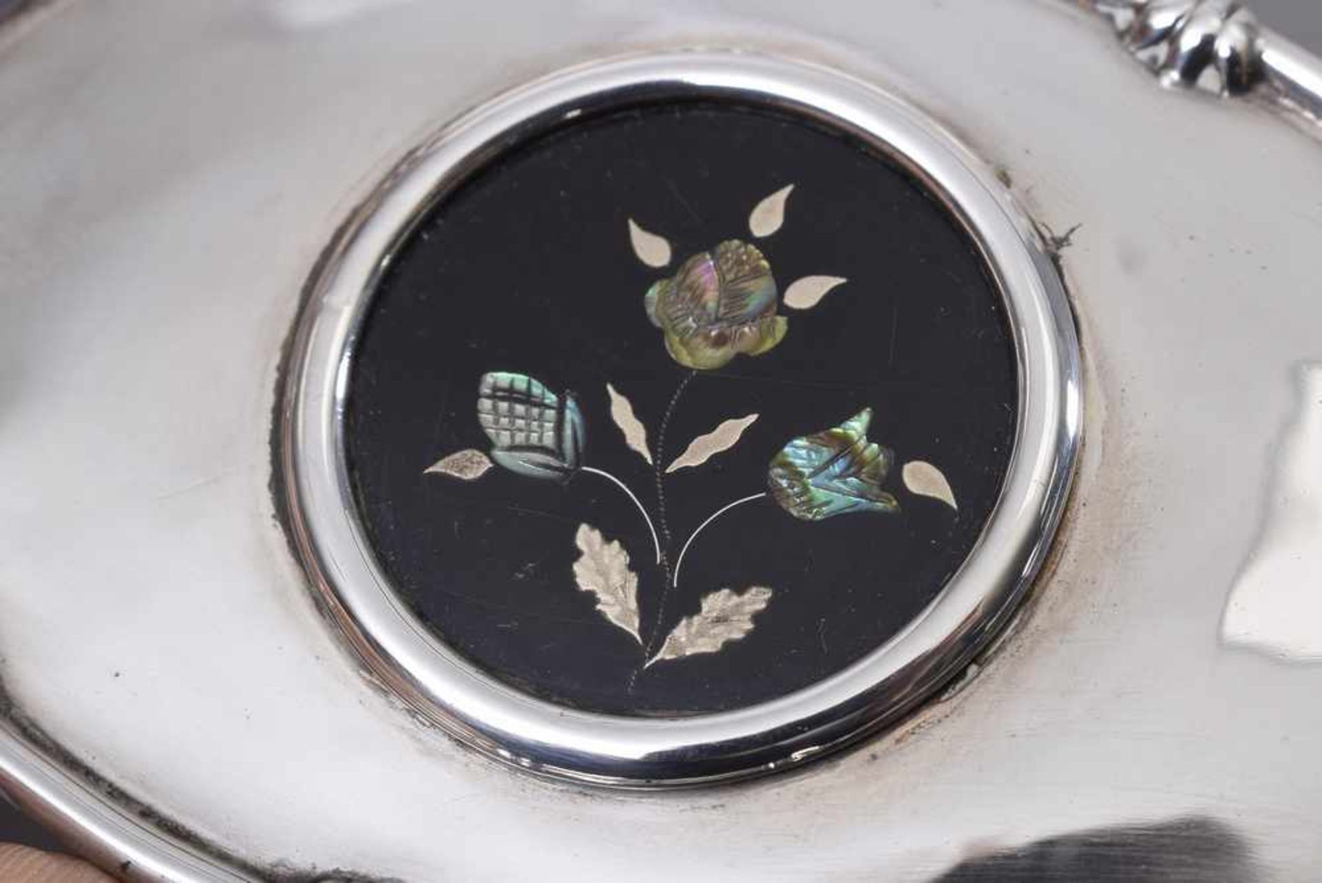 Ovale Dose mit Lack-Tondo im Deckel und Silber sowie Perlmutt Einlagen "Blumen", innen vergoldet, - Bild 2 aus 5