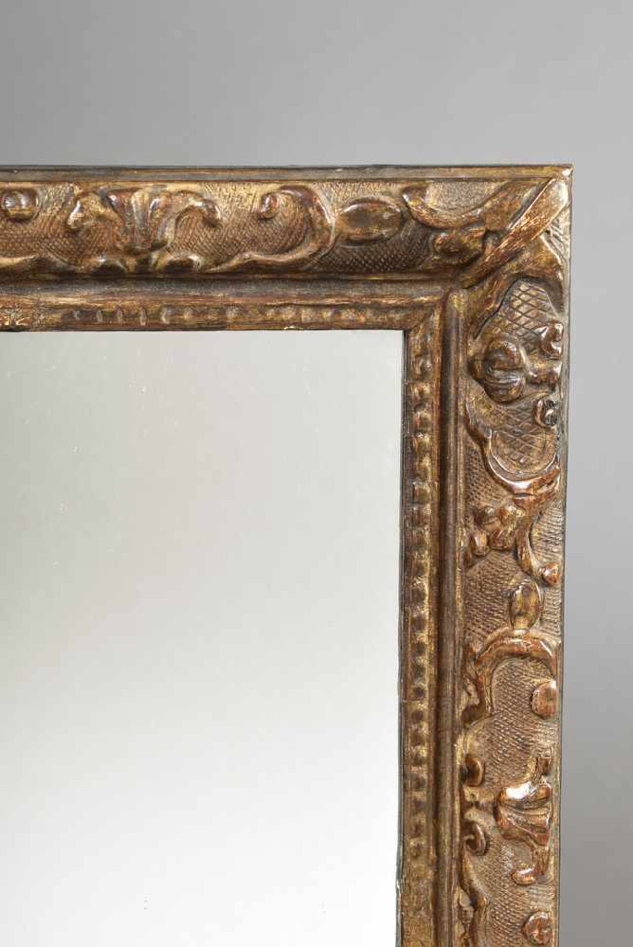 Spiegel mit floral geschnitzter Leiste, 53x64cm, minimal rest.Mirror with floral carved strip, - Bild 2 aus 2