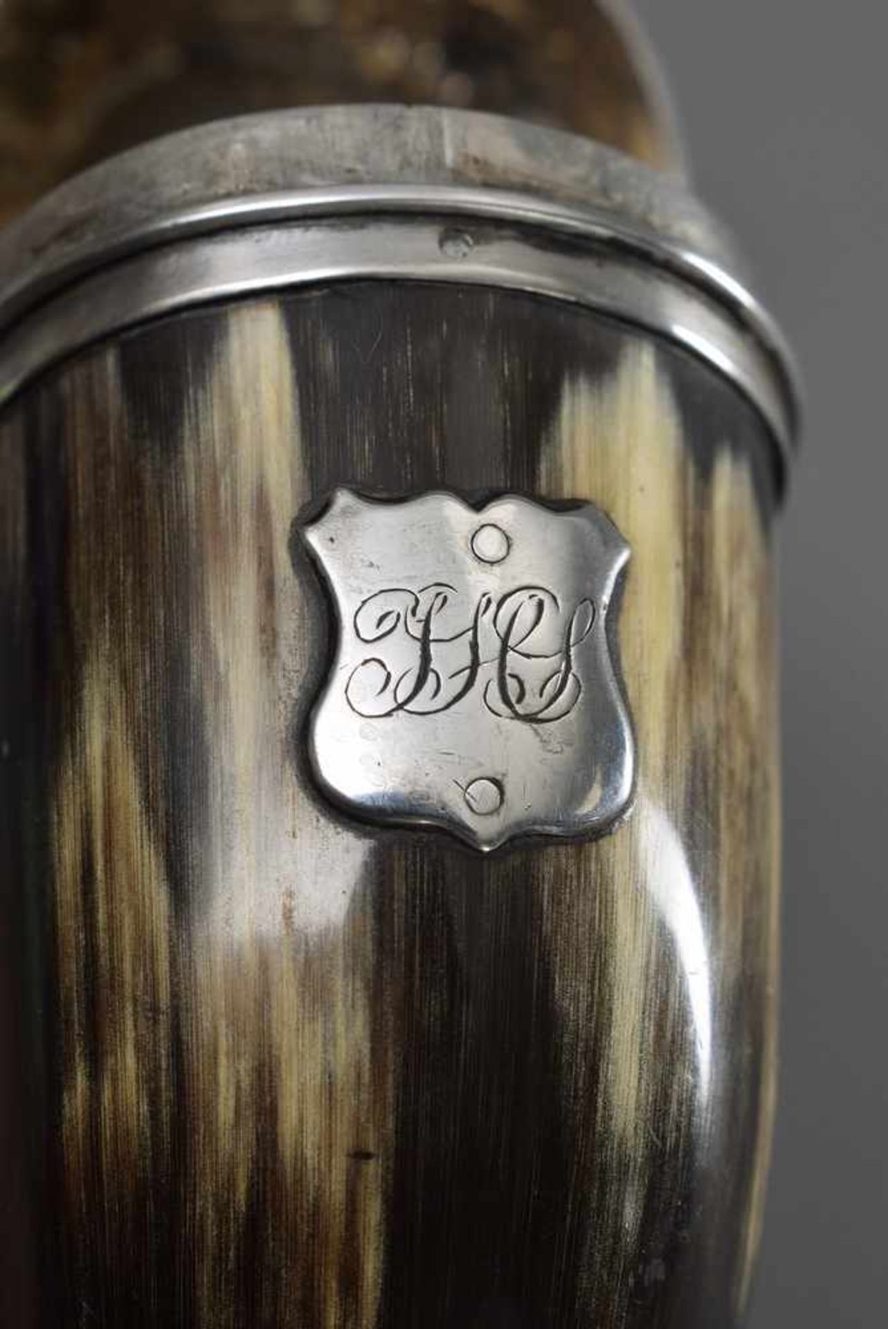 Horn Snuffmull mit getriebenem Silber Deckel und Halbedelstein, Distelmotiv, Monogrammkartusche, - Bild 5 aus 8