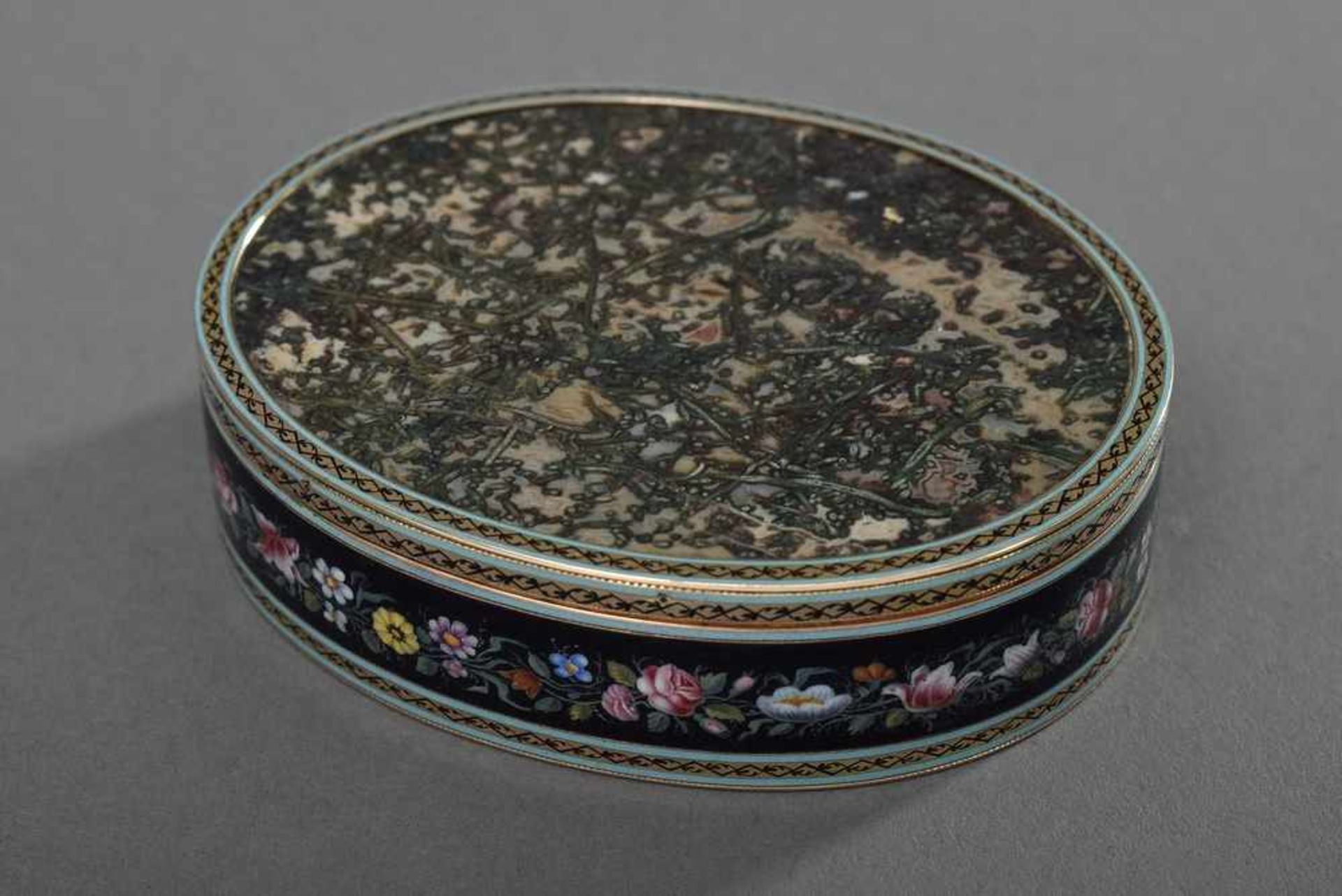 Ovale Schnupftabakdose mit Moosachatdeckel und -boden in floral emaillierter Goldfassung, Punze "