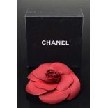 Kleine rote CHANEL "Kamelie" in Original Karton, Seide, Ø 7,5cmSmall red CHANEL ''Camellia'' in