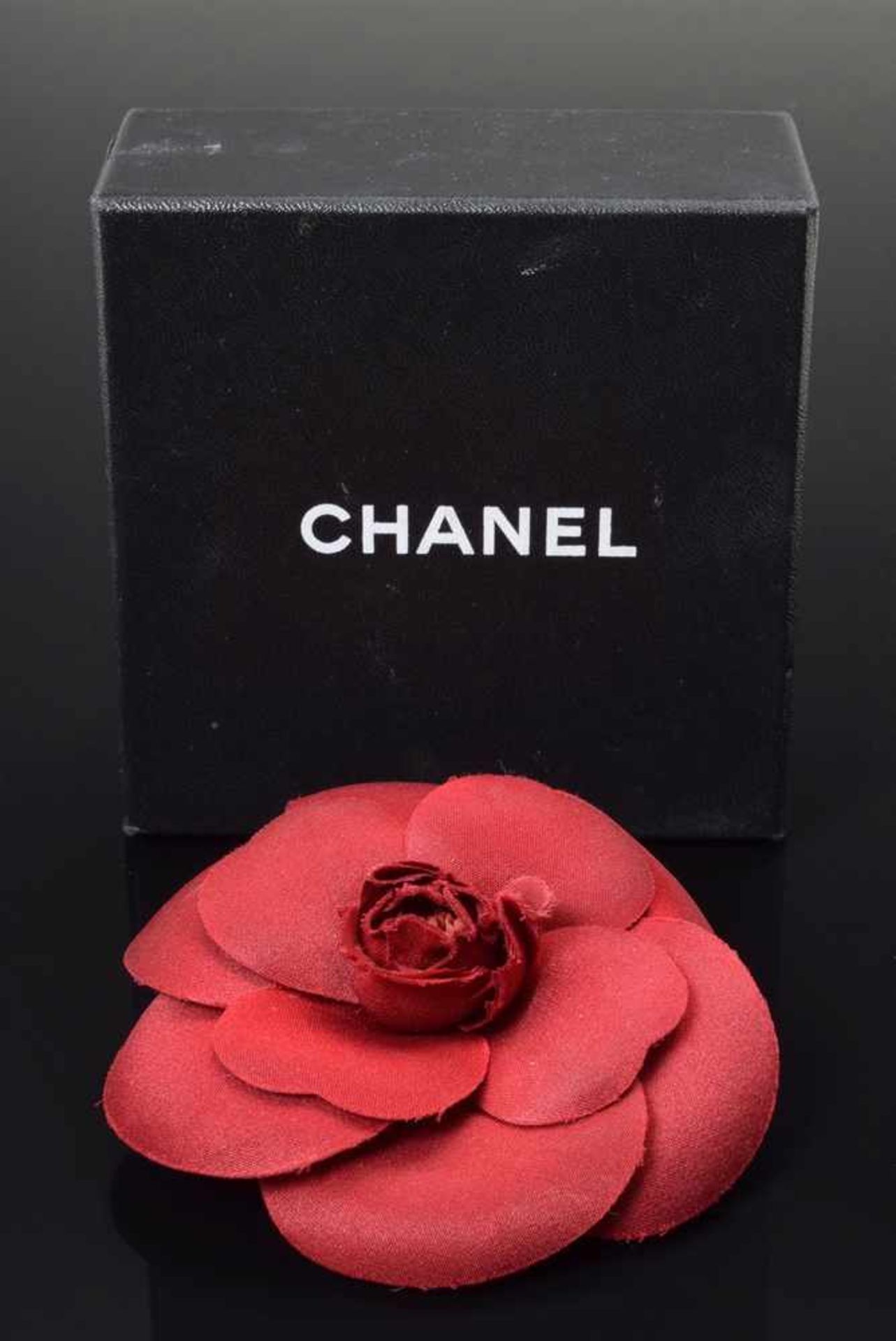 Kleine rote CHANEL "Kamelie" in Original Karton, Seide, Ø 7,5cmSmall red CHANEL ''Camellia'' in