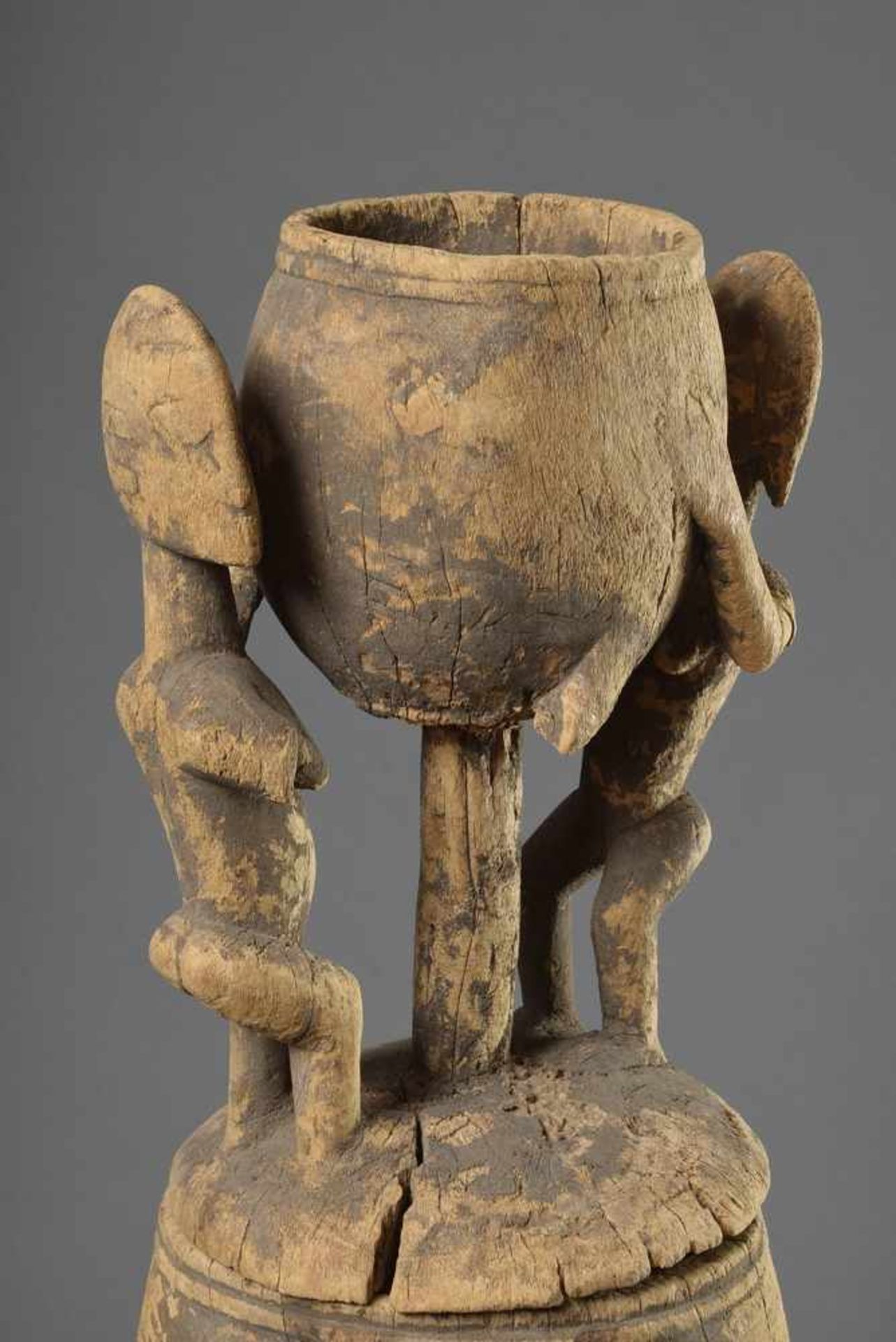 Dogon Deckelgefäß mit figürlicher Dekoration, Mali 20.Jh., H. 85cm, starker InsektenfraßDogon lid - Bild 5 aus 5