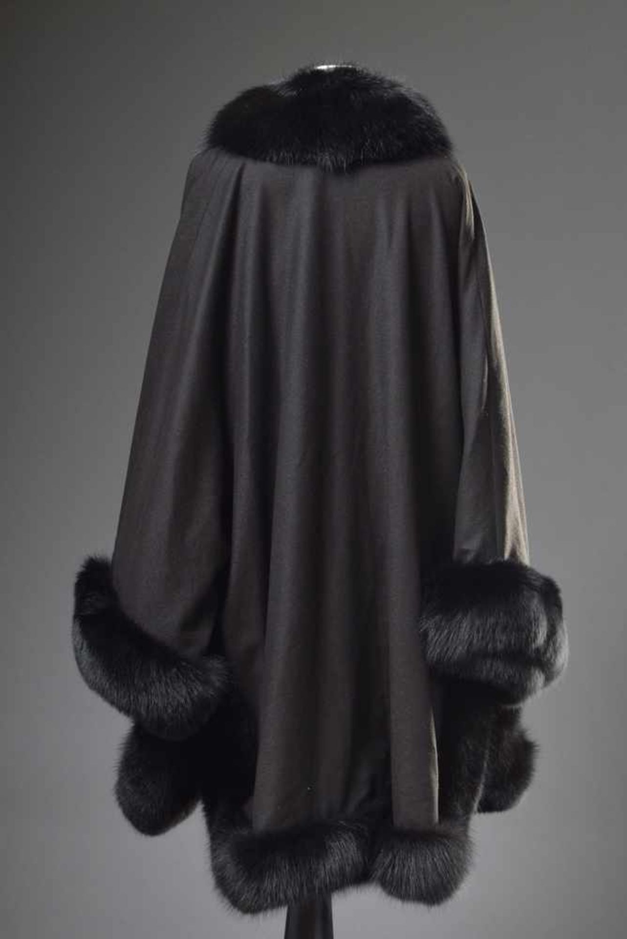 Schwarzbrauner Woll Poncho mit angesetzten Armen und schwarzem Fuchsfell BesatzBlack brown wool - Bild 2 aus 2