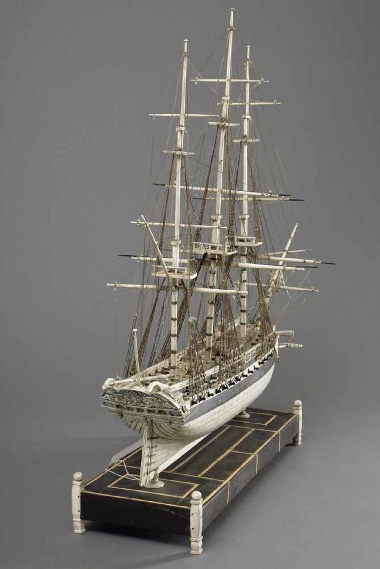Großes Napoleonisches Gefangenenschiff, sog. "Knochenschiff", Dreimastsegler, Bein auf Holzsockel, - Bild 2 aus 8