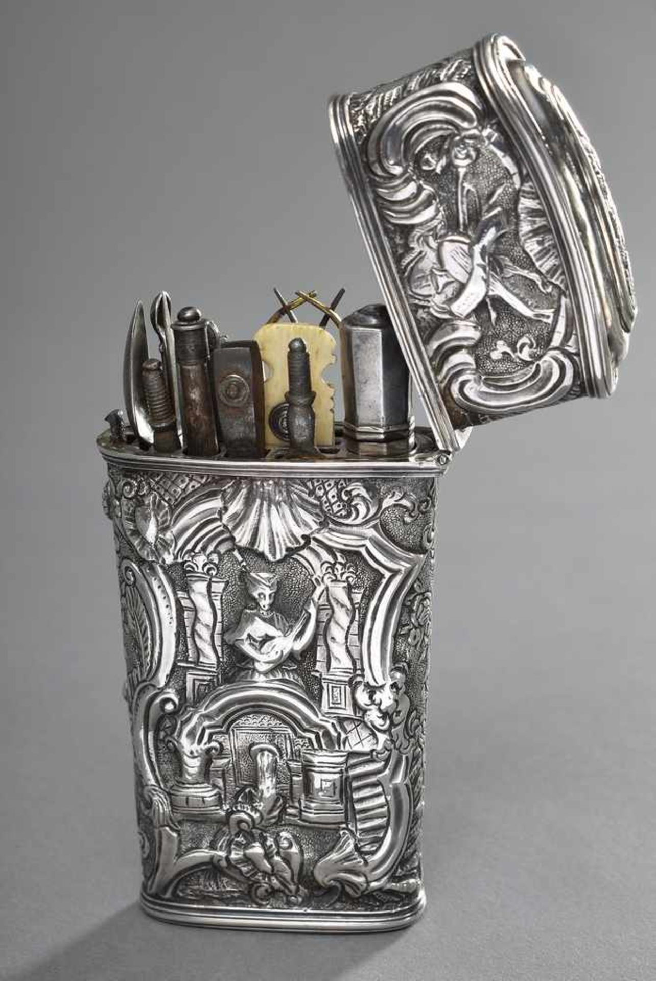 Getriebenes Silber Necessaire in Rokoko Façon "Musizierende in Architekturvedute", um 1750,