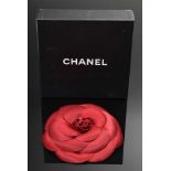 Große rote CHANEL "Kamelie" in Original Karton, Seide, Ø 14,5cmBig red CHANEL ''Camellia'' in