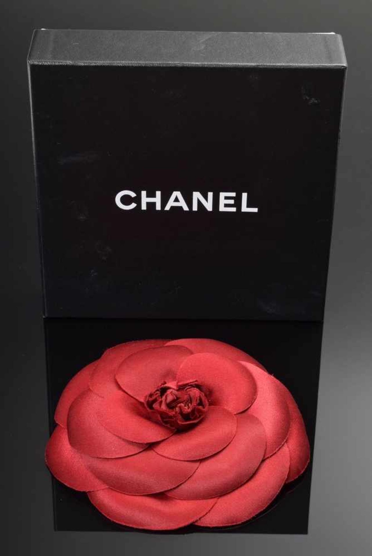 Große rote CHANEL "Kamelie" in Original Karton, Seide, Ø 14,5cmBig red CHANEL ''Camellia'' in