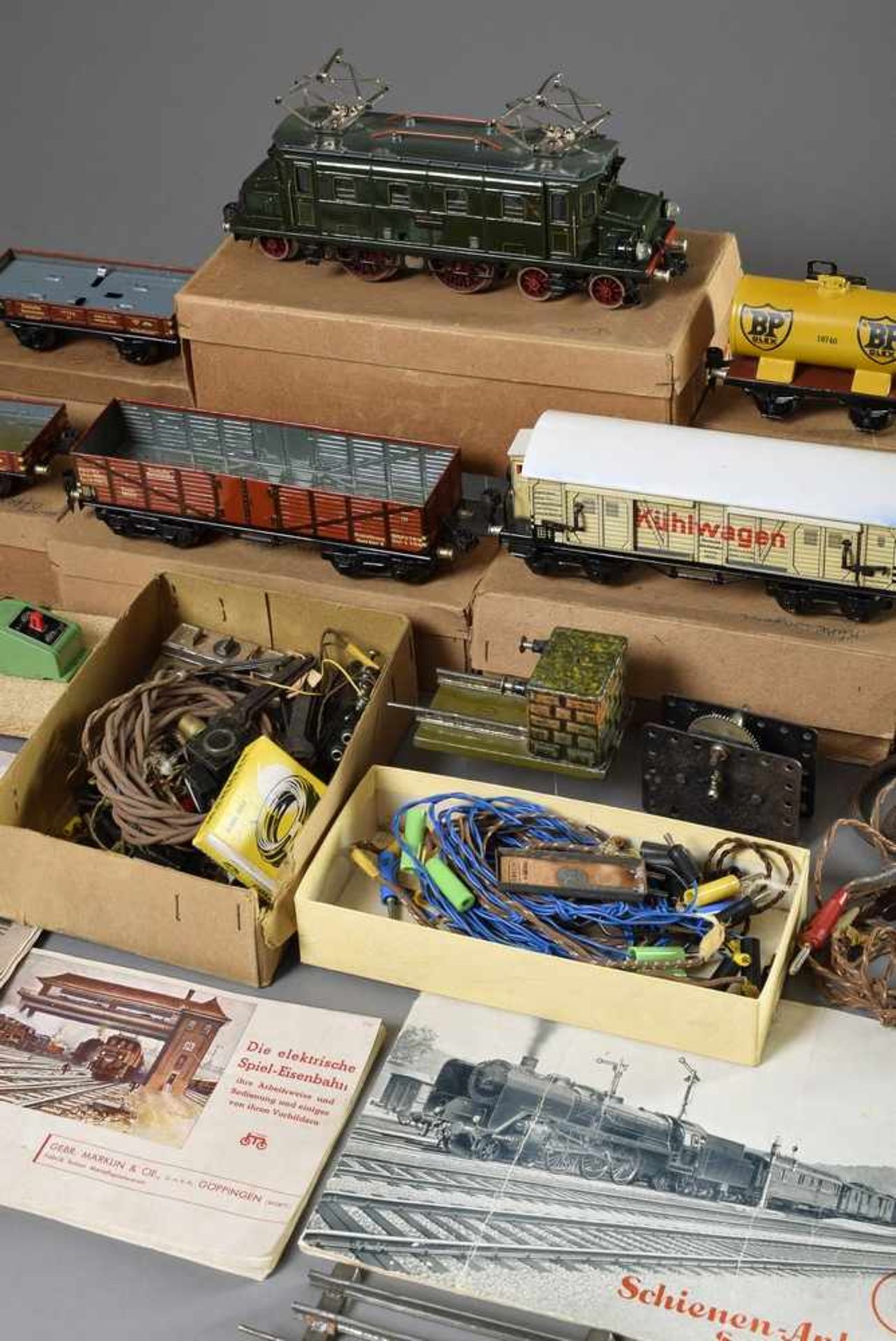 57 Teile Märklin Blechspielzeug Eisenbahn, Wagons und Schienen, Nenngröße H0, Alte Spur Null, - Bild 2 aus 3