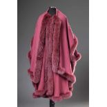 Elegantes Cape aus altrosé Wolle mit PelzverbrämungElegant cape made of old rose wool with fur