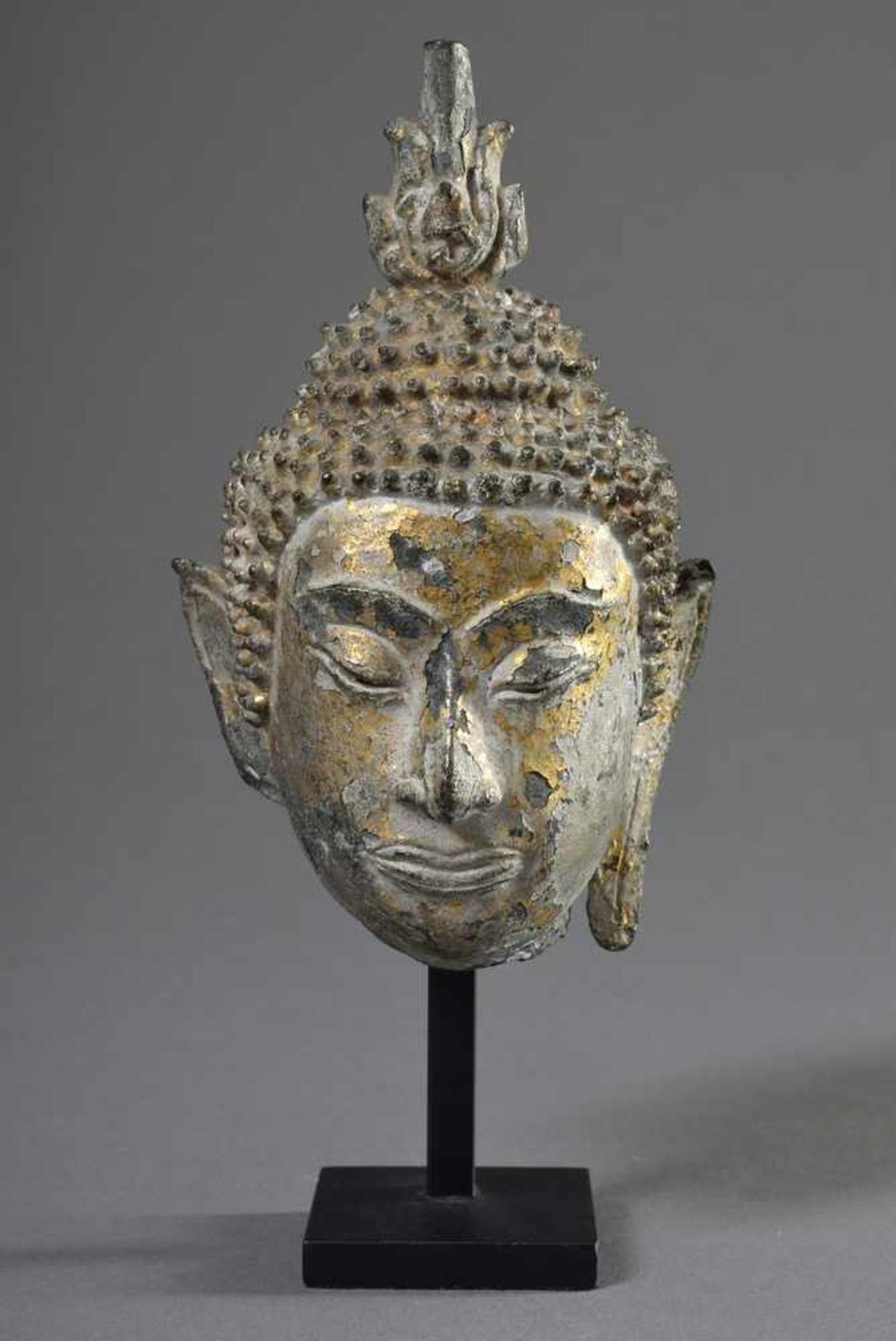 "Buddha Kopf mit Ushnisha von Flammen umgeben" im Ayutthaya Stil, Bronze mit dunkler Patina, - Bild 2 aus 5