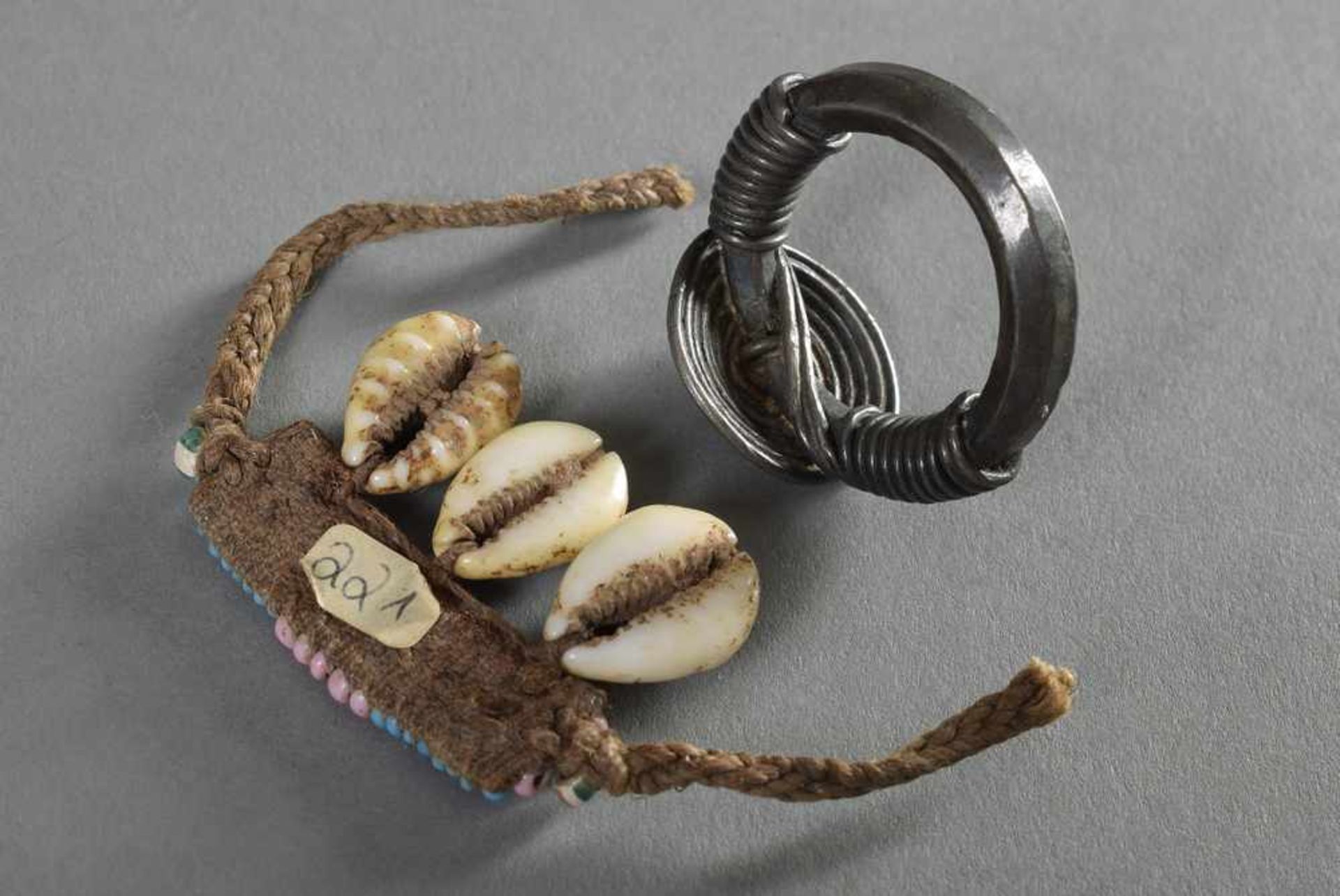 2 Diverse Teile Schmuck: Ashanti Bronze Ring und Perlschmuck mit beschnitzten Kauri Muscheln, Ø 2, - Bild 2 aus 2