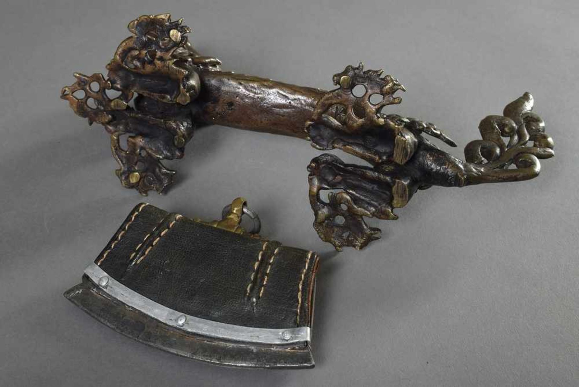 2 Diverse Teile tibetisches Feuerzeug mit floralen Beschlägen und Türbeschlag "Drache", Metall, - Bild 2 aus 5