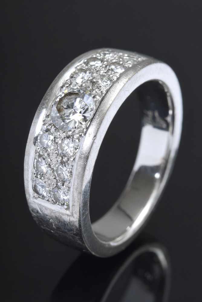 WG 750 moderner Bandring mit 13 Brillanten (ca. 1x 0.60ct/Pique/Crystal und 12x zus. ca. 0.72ct/