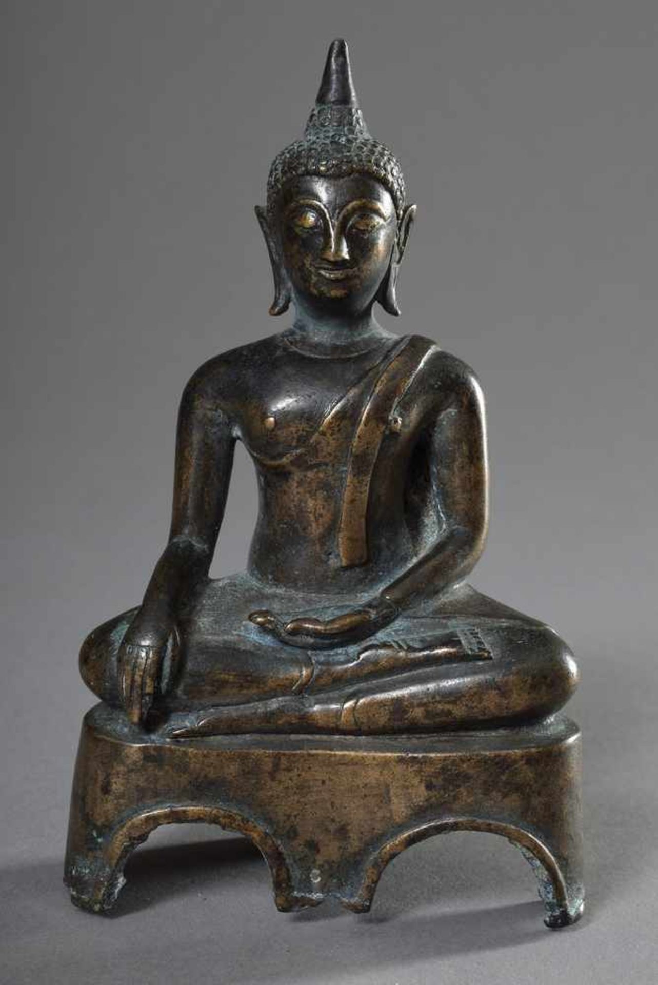 Figur "Meditierender Buddha in Virasana Sitz und Bhumispashamudra Geste der linken Hand",