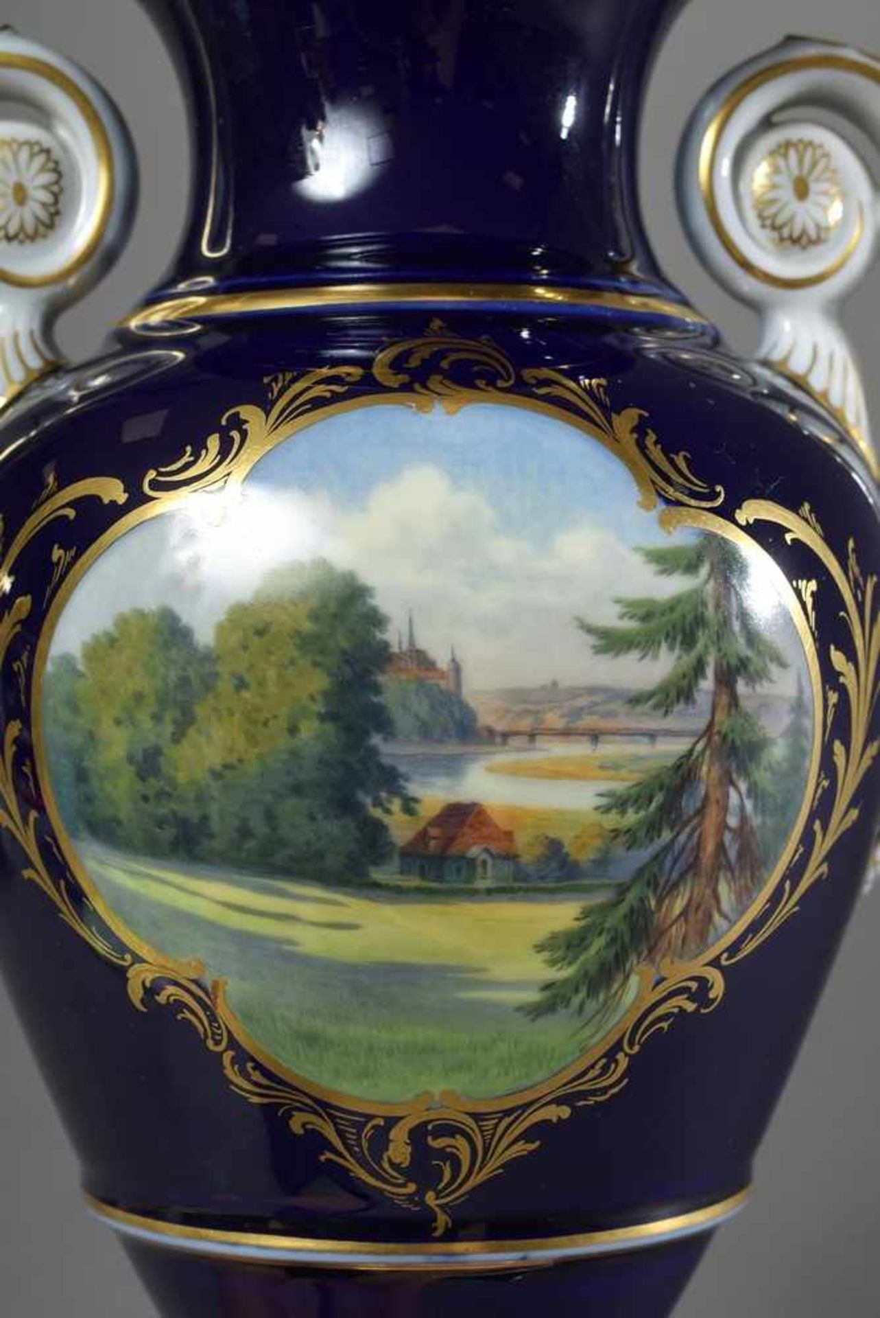 Meissen Amphorenvase "Ausblick auf Albrechtsburg in Meissen" in goldradiertem Medaillon auf - Bild 4 aus 4