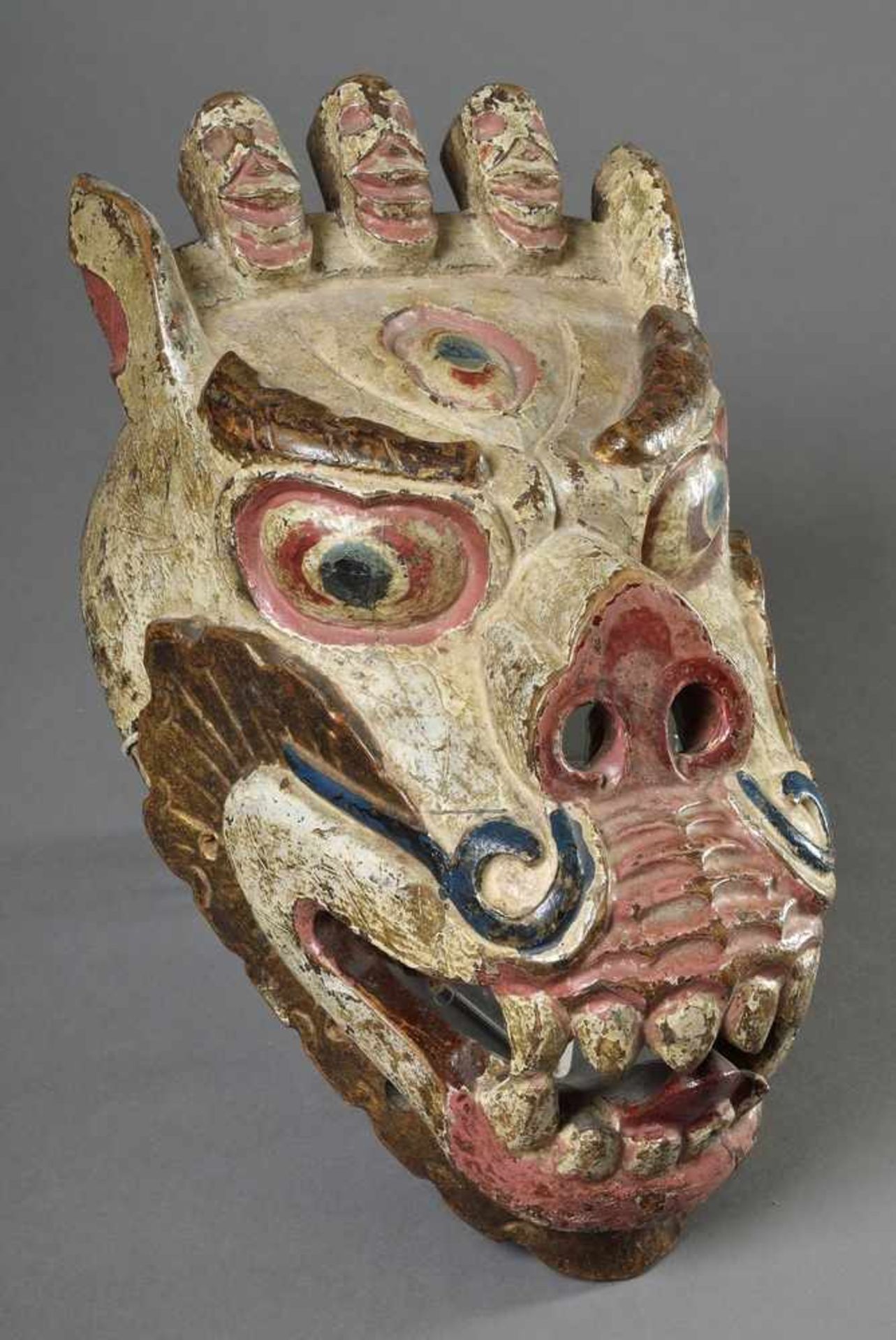 Cham Maske "Sengdongma/Dakini" in Form eines Löwen, Holz, farbig gefasst, innen mit Wachssiegel, - Bild 2 aus 6