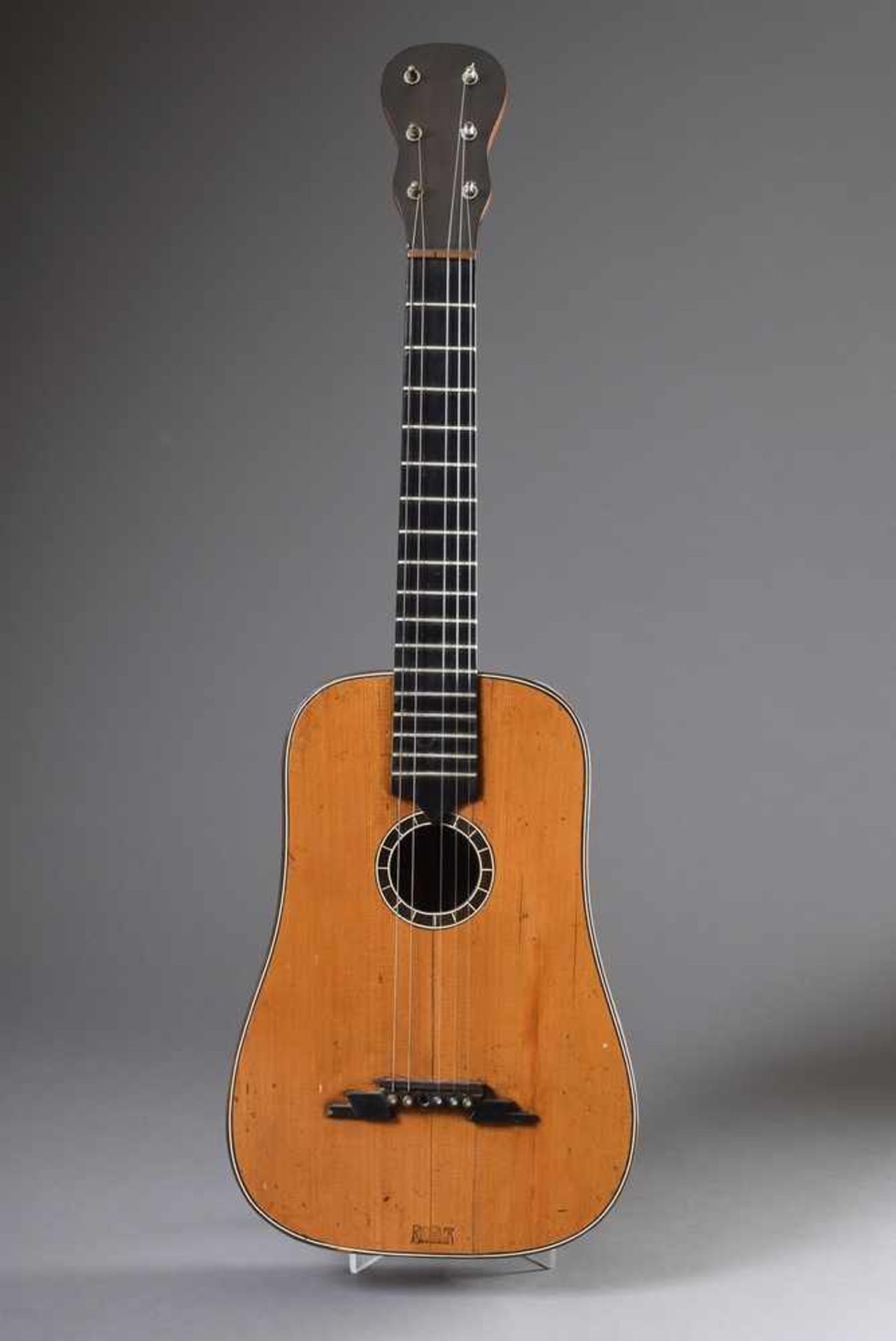 Rittberger Gitarre mit gewölbtem, gespäntem Boden, Göttingen um 1920/30, Ahorn Körper mit