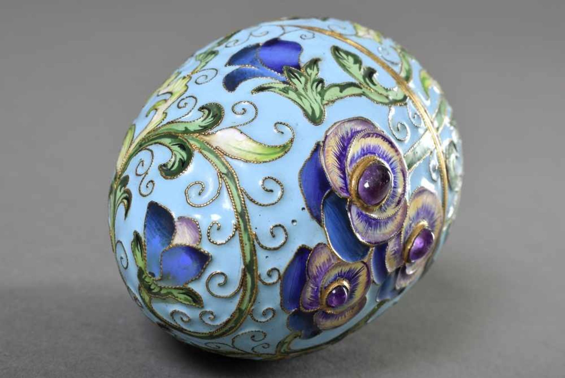 Cloisonné Osterei in Fabergé Art mit Stiefmütterchen Dekor in Champlevé Emaille mit violetten - Bild 5 aus 7