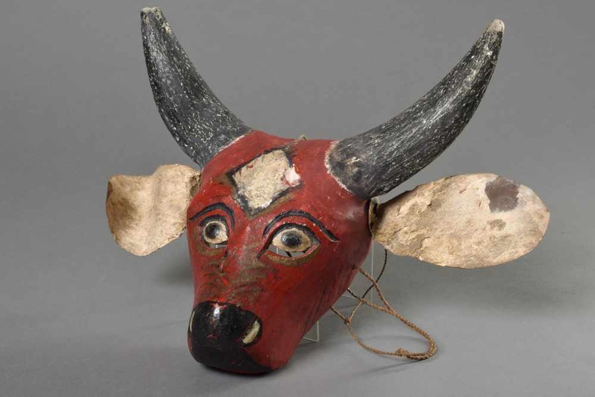Maske "Nandi" in Form eines Stieres, Holz, farbig gefasst, mit Horn- und Lederbesatz, Java,