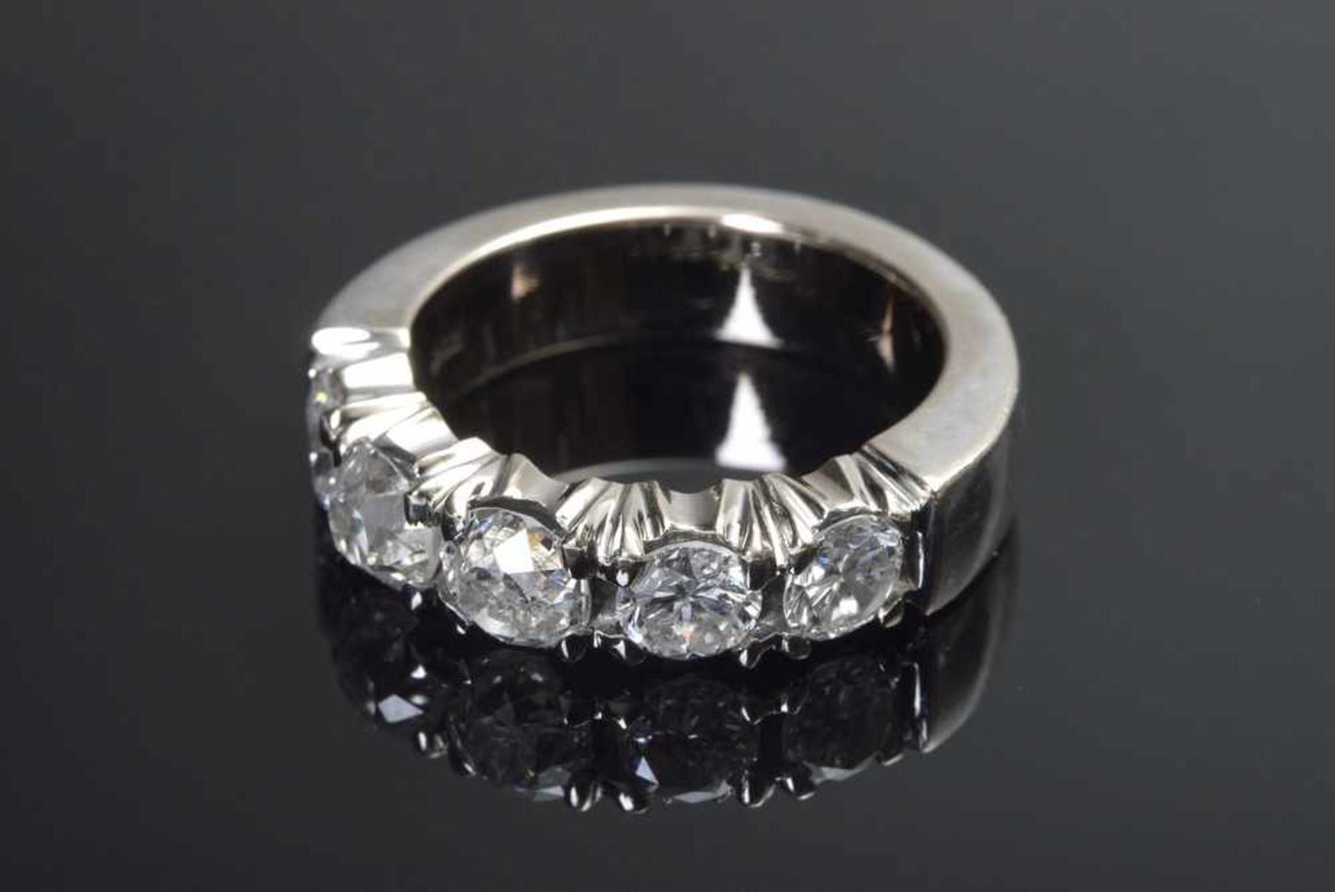 WG 750 Ring mit 2 Altschliffdiamanten und 3 Brillanten, (zus. ca. 1.25ct/Si-Pique 1/Top Crystal), - Bild 2 aus 2