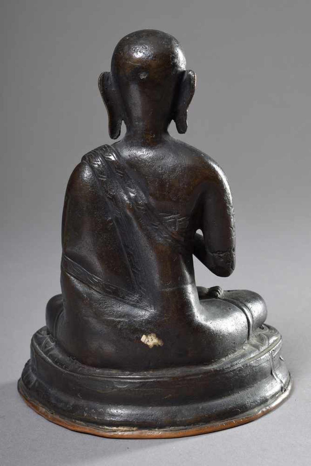 Tibetische Bronze "Sitzender Mönch", Boden verschlossen, H. 17cmTibetan bronze ''sitting monk'', - Bild 3 aus 4