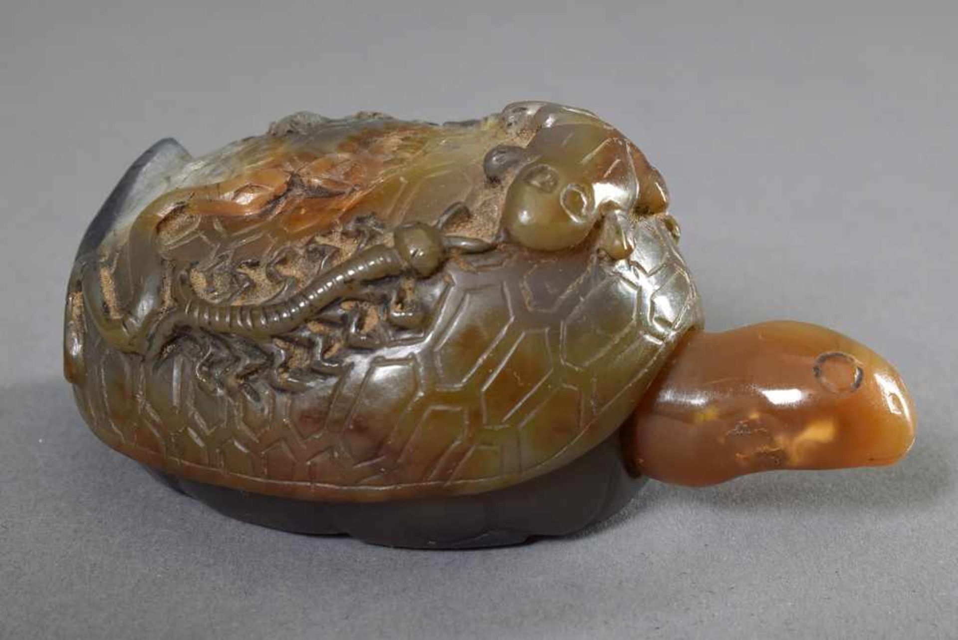 Achat Snuff Bottle in Form einer Schildkröte auf deren Rücken Insekten und Reptilien sitzen, L. - Bild 2 aus 5