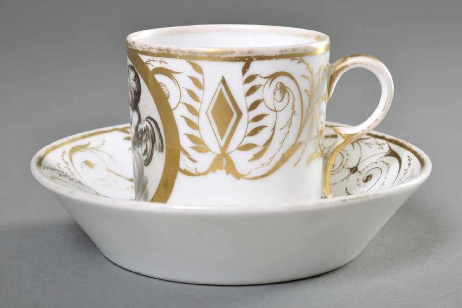 Zylindrische Tasse mit Grisailledekor "Amor mit Rose auf Wolke" und Goldornamenten, UT mit Ritzmarke - Bild 2 aus 4